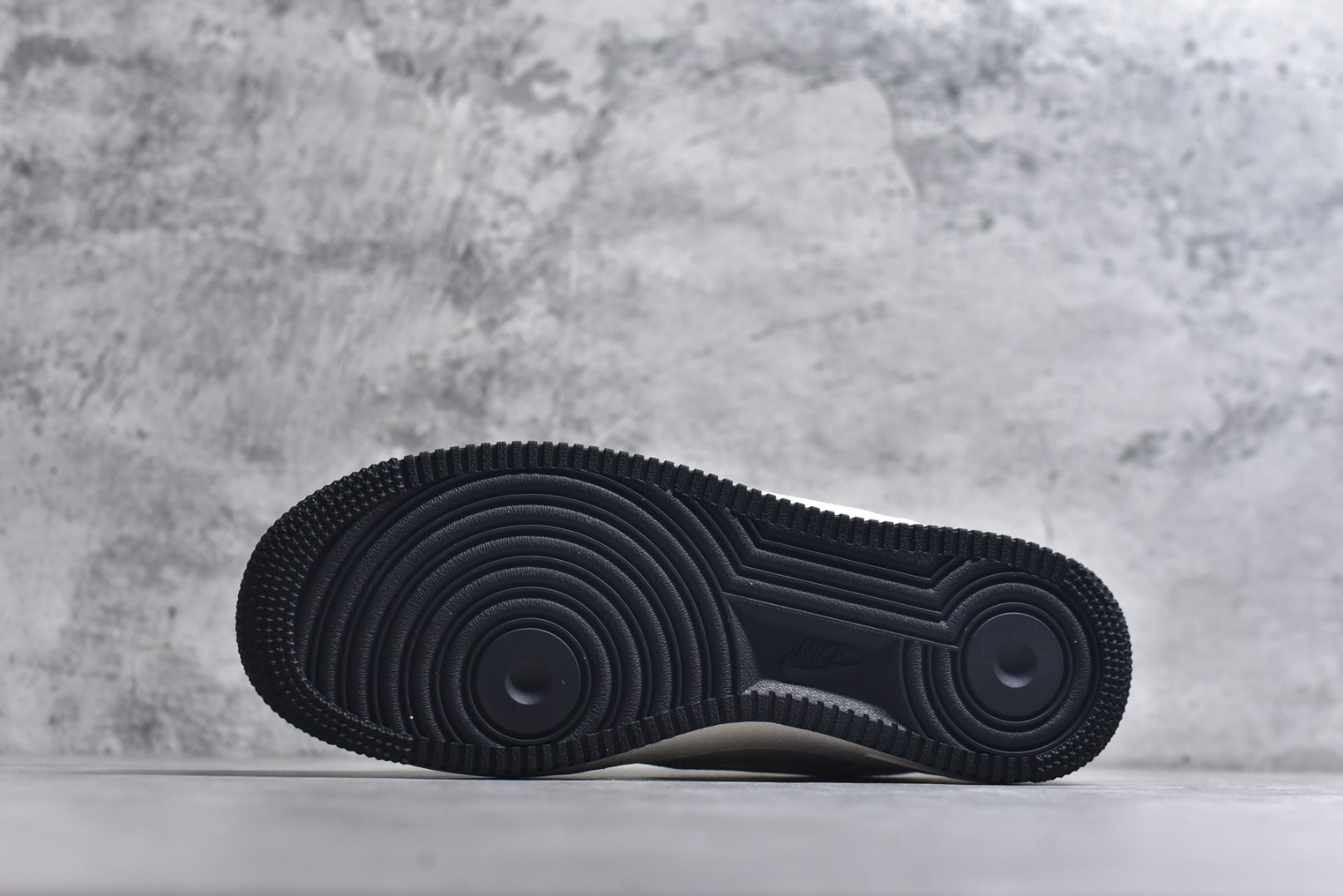 图片[6]-#海外爆款限量发售！公司级Nike Air Force 1 \’07 Low “斯图西联名——英文米黑亮边”空军一号 高端定制 低帮 运动鞋 休闲鞋 折边针车 工艺难度大 原楦头原纸板 原装鞋盒 定制五金配件 内置全掌气垫 原厂鞋底 货号：HH7518-040 尺码：36 36.5 37.5 38 38.5 39 40 40.5 41 42 42.5 43 44 44.5 45-选品中心