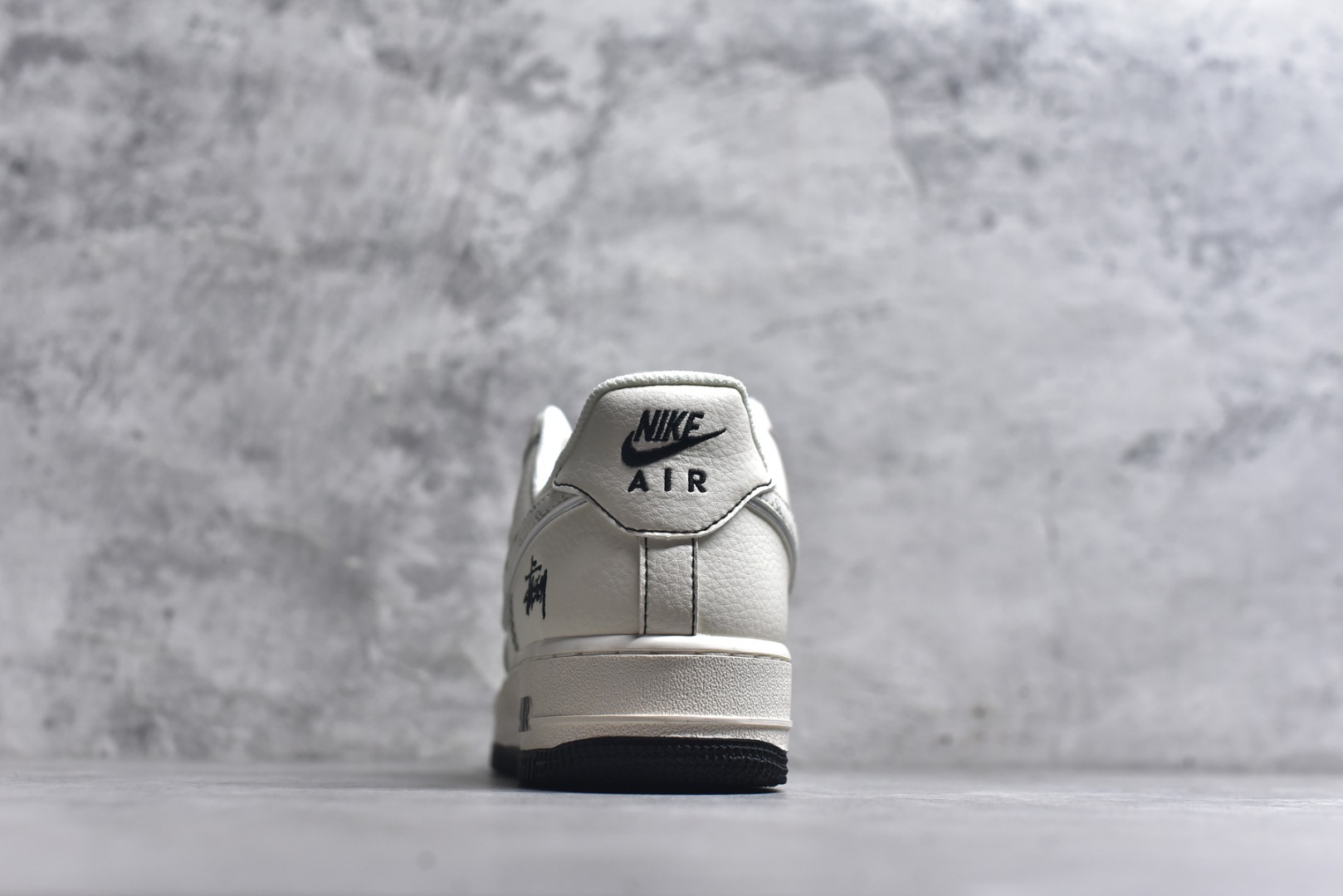 图片[5]-#海外爆款限量发售！公司级Nike Air Force 1 \’07 Low “斯图西联名——英文米黑亮边”空军一号 高端定制 低帮 运动鞋 休闲鞋 折边针车 工艺难度大 原楦头原纸板 原装鞋盒 定制五金配件 内置全掌气垫 原厂鞋底 货号：HH7518-040 尺码：36 36.5 37.5 38 38.5 39 40 40.5 41 42 42.5 43 44 44.5 45-选品中心