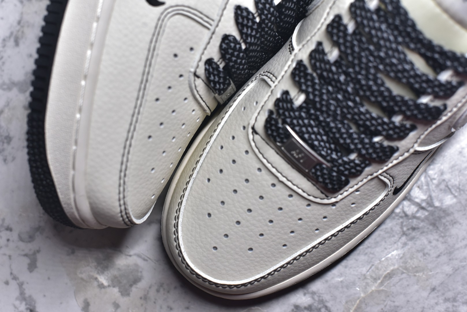 图片[8]-#海外爆款限量发售！公司级Nike Air Force 1 \’07 Low “斯图西联名——英文米黑亮边”空军一号 高端定制 低帮 运动鞋 休闲鞋 折边针车 工艺难度大 原楦头原纸板 原装鞋盒 定制五金配件 内置全掌气垫 原厂鞋底 货号：HH7518-040 尺码：36 36.5 37.5 38 38.5 39 40 40.5 41 42 42.5 43 44 44.5 45-选品中心