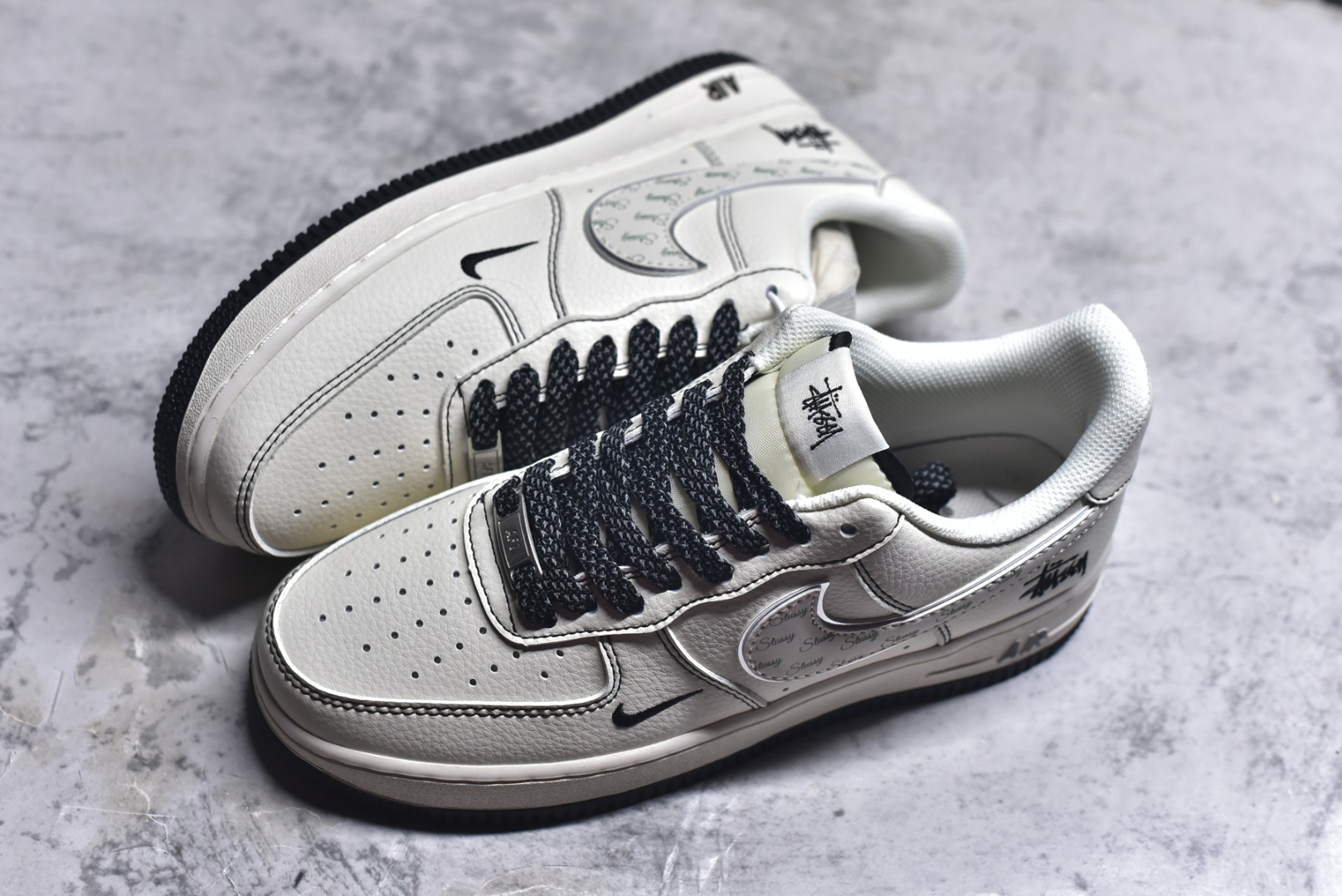 图片[7]-#海外爆款限量发售！公司级Nike Air Force 1 \’07 Low “斯图西联名——英文米黑亮边”空军一号 高端定制 低帮 运动鞋 休闲鞋 折边针车 工艺难度大 原楦头原纸板 原装鞋盒 定制五金配件 内置全掌气垫 原厂鞋底 货号：HH7518-040 尺码：36 36.5 37.5 38 38.5 39 40 40.5 41 42 42.5 43 44 44.5 45-选品中心