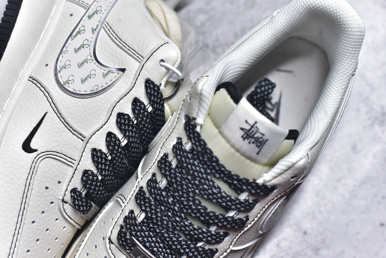 图片[9]-#海外爆款限量发售！公司级Nike Air Force 1 \’07 Low “斯图西联名——英文米黑亮边”空军一号 高端定制 低帮 运动鞋 休闲鞋 折边针车 工艺难度大 原楦头原纸板 原装鞋盒 定制五金配件 内置全掌气垫 原厂鞋底 货号：HH7518-040 尺码：36 36.5 37.5 38 38.5 39 40 40.5 41 42 42.5 43 44 44.5 45-选品中心