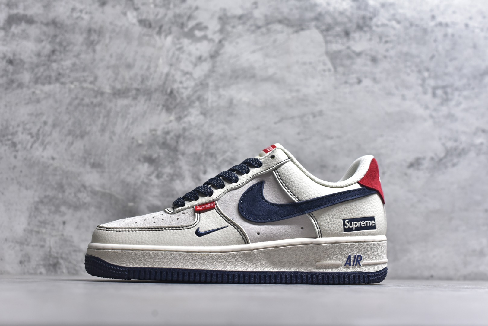 #海外爆款限量发售！公司级Nike Air Force 1 \'07 Low “Supreme联名——猪八米蓝红”空军一号 高端定制 低帮 运动鞋 休闲鞋 折边针车 工艺难度大 原楦头原纸板 原装鞋盒 定制五金配件 内置全掌气垫 原厂鞋底 货号：HH7518-021 尺码：36 36.5 37.5 38 38.5 39 40 40.5 41 42 42.5 43 44 44.5 45-选品中心