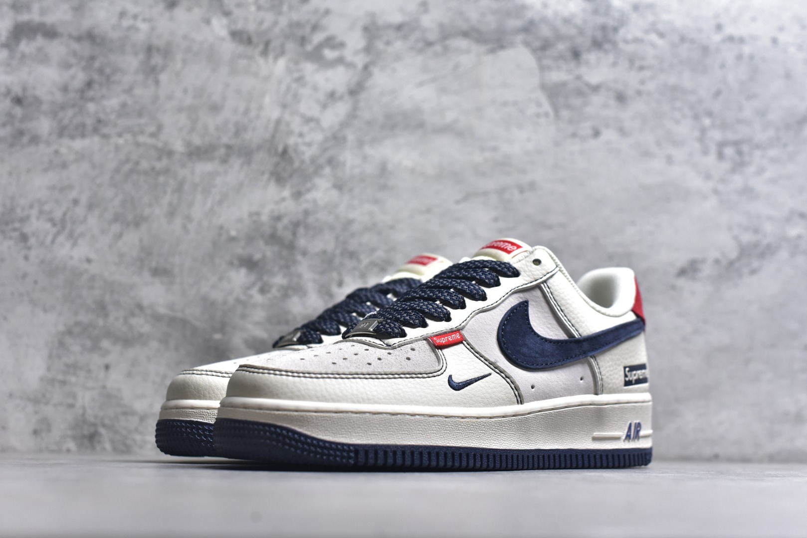 图片[2]-#海外爆款限量发售！公司级Nike Air Force 1 \’07 Low “Supreme联名——猪八米蓝红”空军一号 高端定制 低帮 运动鞋 休闲鞋 折边针车 工艺难度大 原楦头原纸板 原装鞋盒 定制五金配件 内置全掌气垫 原厂鞋底 货号：HH7518-021 尺码：36 36.5 37.5 38 38.5 39 40 40.5 41 42 42.5 43 44 44.5 45-选品中心