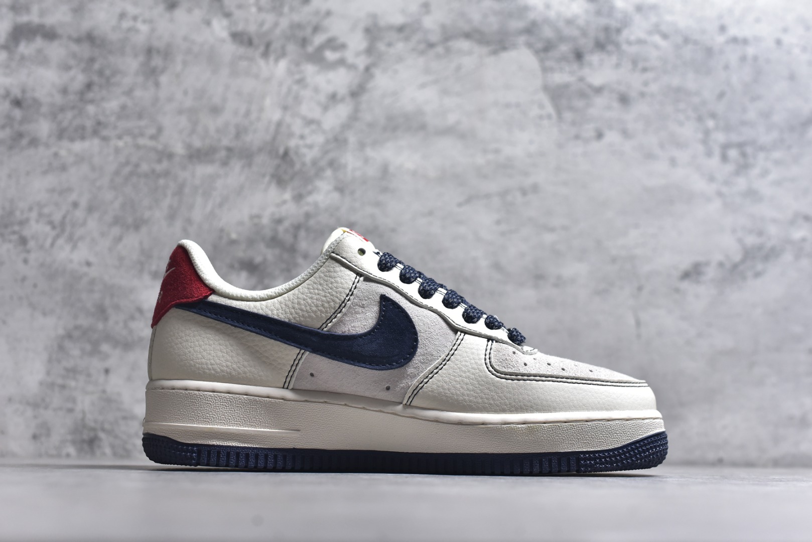图片[3]-#海外爆款限量发售！公司级Nike Air Force 1 \’07 Low “Supreme联名——猪八米蓝红”空军一号 高端定制 低帮 运动鞋 休闲鞋 折边针车 工艺难度大 原楦头原纸板 原装鞋盒 定制五金配件 内置全掌气垫 原厂鞋底 货号：HH7518-021 尺码：36 36.5 37.5 38 38.5 39 40 40.5 41 42 42.5 43 44 44.5 45-选品中心
