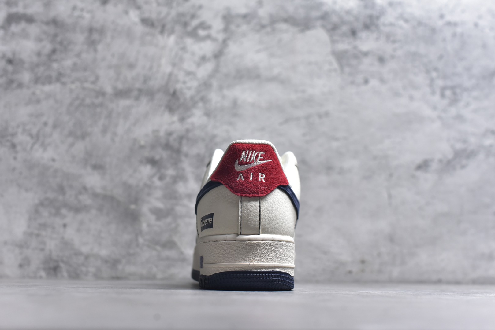 图片[5]-#海外爆款限量发售！公司级Nike Air Force 1 \’07 Low “Supreme联名——猪八米蓝红”空军一号 高端定制 低帮 运动鞋 休闲鞋 折边针车 工艺难度大 原楦头原纸板 原装鞋盒 定制五金配件 内置全掌气垫 原厂鞋底 货号：HH7518-021 尺码：36 36.5 37.5 38 38.5 39 40 40.5 41 42 42.5 43 44 44.5 45-选品中心