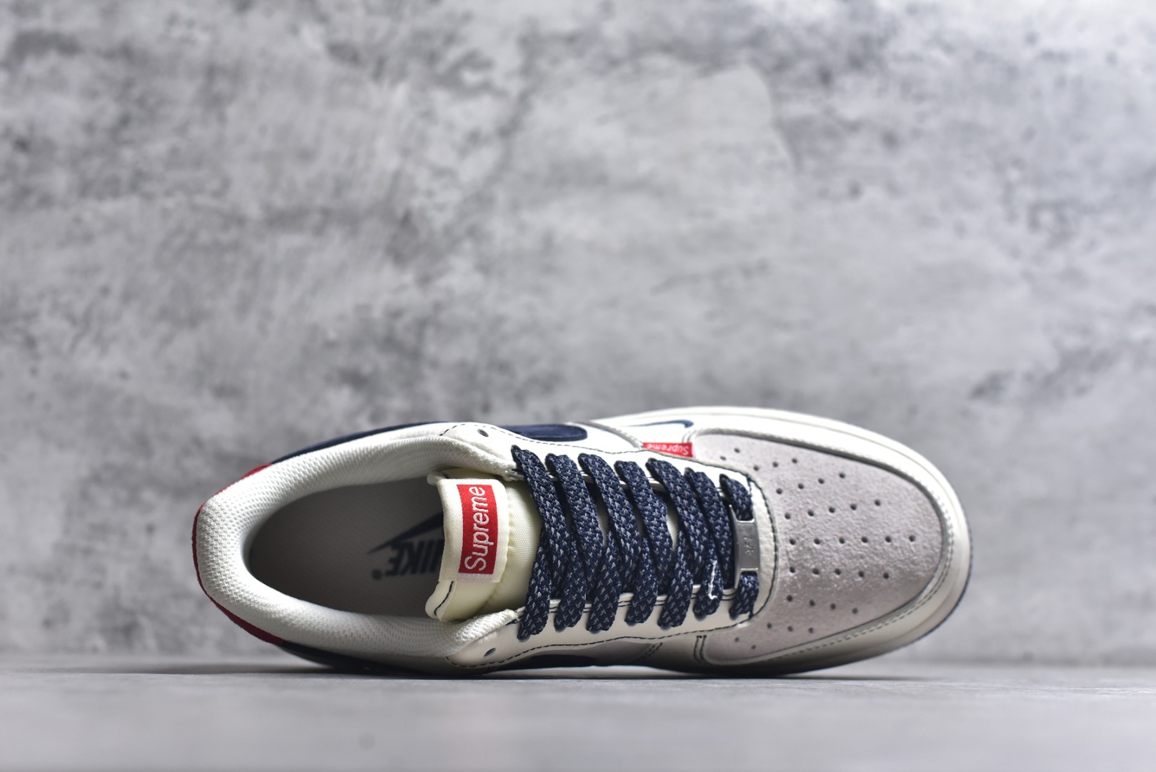 图片[4]-#海外爆款限量发售！公司级Nike Air Force 1 \’07 Low “Supreme联名——猪八米蓝红”空军一号 高端定制 低帮 运动鞋 休闲鞋 折边针车 工艺难度大 原楦头原纸板 原装鞋盒 定制五金配件 内置全掌气垫 原厂鞋底 货号：HH7518-021 尺码：36 36.5 37.5 38 38.5 39 40 40.5 41 42 42.5 43 44 44.5 45-选品中心