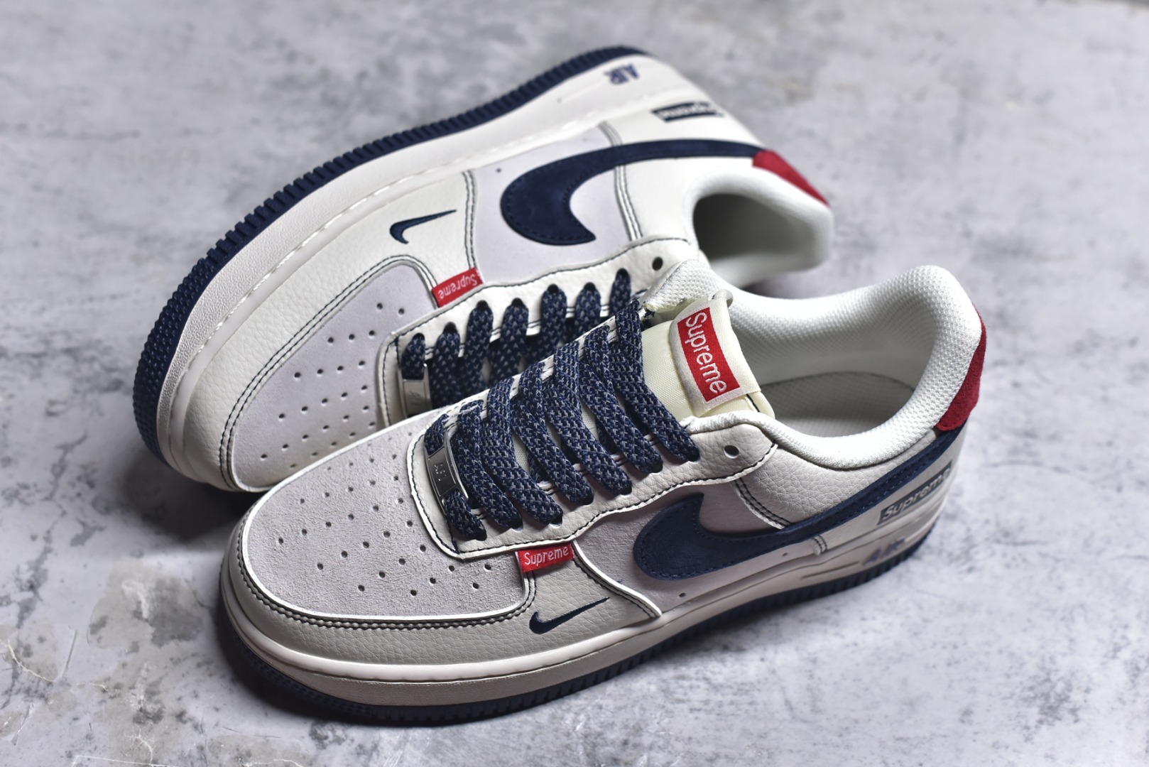 图片[7]-#海外爆款限量发售！公司级Nike Air Force 1 \’07 Low “Supreme联名——猪八米蓝红”空军一号 高端定制 低帮 运动鞋 休闲鞋 折边针车 工艺难度大 原楦头原纸板 原装鞋盒 定制五金配件 内置全掌气垫 原厂鞋底 货号：HH7518-021 尺码：36 36.5 37.5 38 38.5 39 40 40.5 41 42 42.5 43 44 44.5 45-选品中心