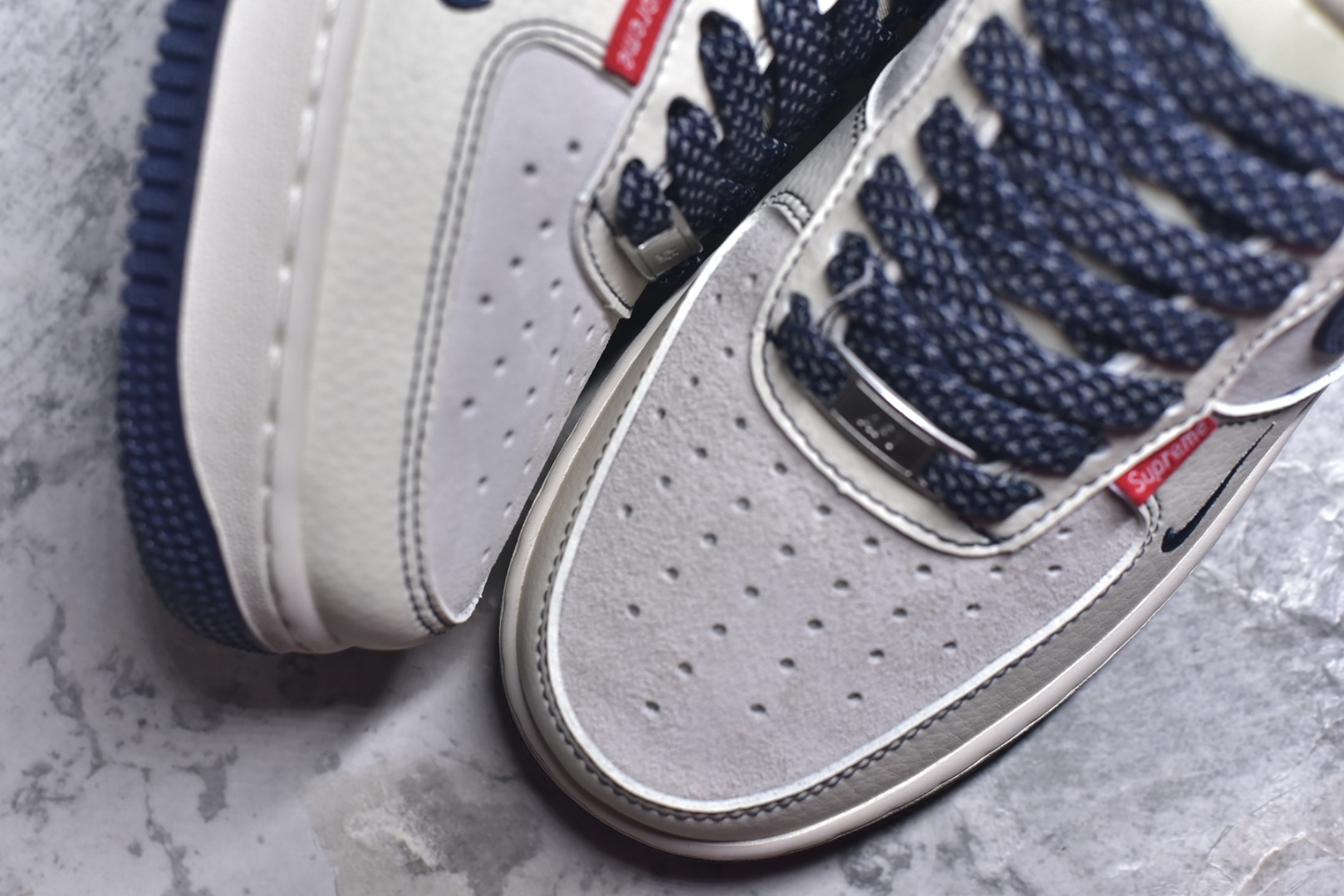 图片[8]-#海外爆款限量发售！公司级Nike Air Force 1 \’07 Low “Supreme联名——猪八米蓝红”空军一号 高端定制 低帮 运动鞋 休闲鞋 折边针车 工艺难度大 原楦头原纸板 原装鞋盒 定制五金配件 内置全掌气垫 原厂鞋底 货号：HH7518-021 尺码：36 36.5 37.5 38 38.5 39 40 40.5 41 42 42.5 43 44 44.5 45-选品中心