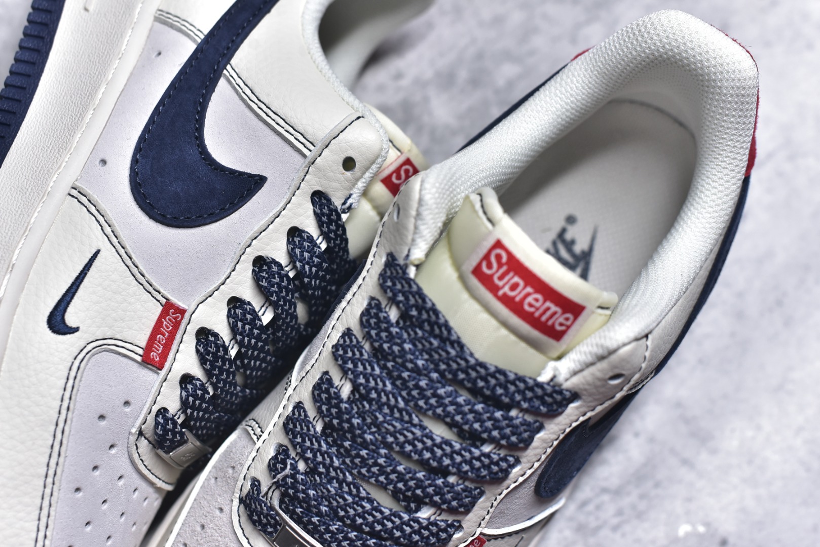 图片[9]-#海外爆款限量发售！公司级Nike Air Force 1 \’07 Low “Supreme联名——猪八米蓝红”空军一号 高端定制 低帮 运动鞋 休闲鞋 折边针车 工艺难度大 原楦头原纸板 原装鞋盒 定制五金配件 内置全掌气垫 原厂鞋底 货号：HH7518-021 尺码：36 36.5 37.5 38 38.5 39 40 40.5 41 42 42.5 43 44 44.5 45-选品中心