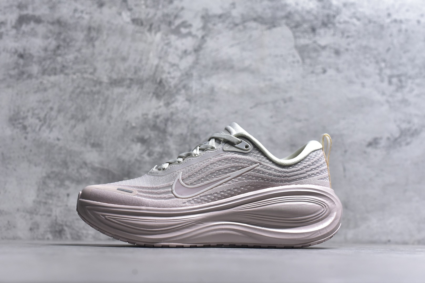 #NIKE VOMERO PLUS V18PLUS 登月 粉白 HV8154-603女鞋 36 36.5 37.5 38 38.5 39 40-选品中心