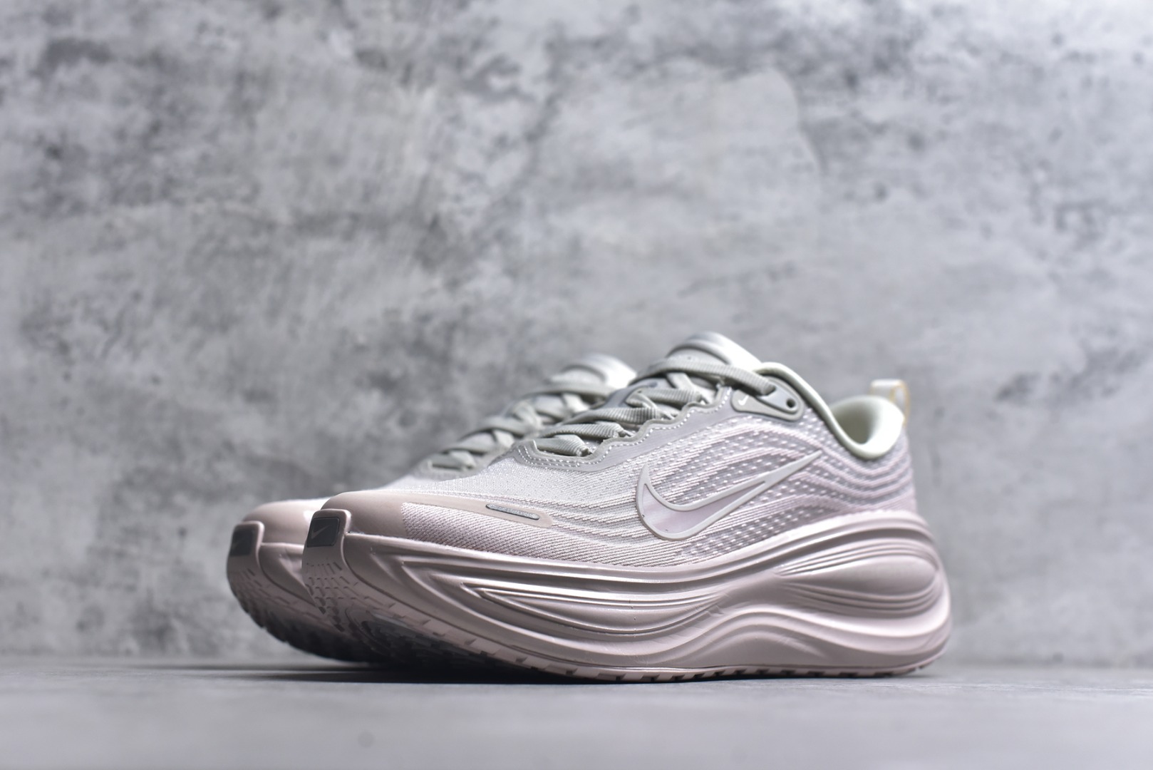 图片[2]-#NIKE VOMERO PLUS V18PLUS 登月 粉白 HV8154-603女鞋 36 36.5 37.5 38 38.5 39 40-选品中心