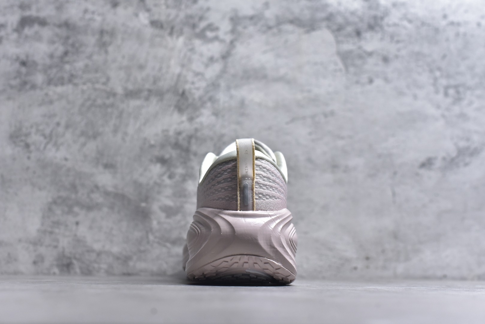 图片[5]-#NIKE VOMERO PLUS V18PLUS 登月 粉白 HV8154-603女鞋 36 36.5 37.5 38 38.5 39 40-选品中心