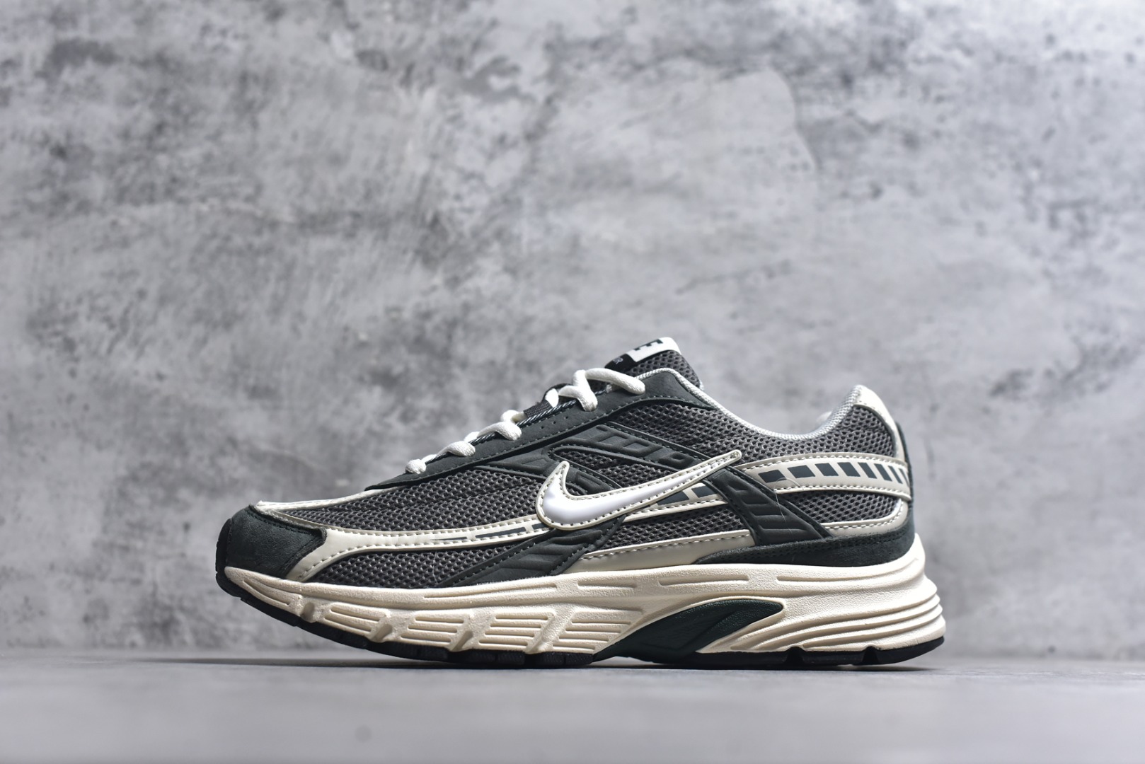 #Initiator 创始者系列 复古运动舒适网布休闲跑步鞋 Ins爆火全新韩系古着风 回味经典 采用透气网眼鞋面和支撑覆盖层 自然运动设计的Phlyon中底用于缓冲 BRS 1000碳橡胶外底具有轻质柔韧性 牵引力和耐用性 货号：IB4339-025 尺码：36 36.5 37.5 38 38.5 39 40 40.5 41 42 42.5 43 44 45-选品中心