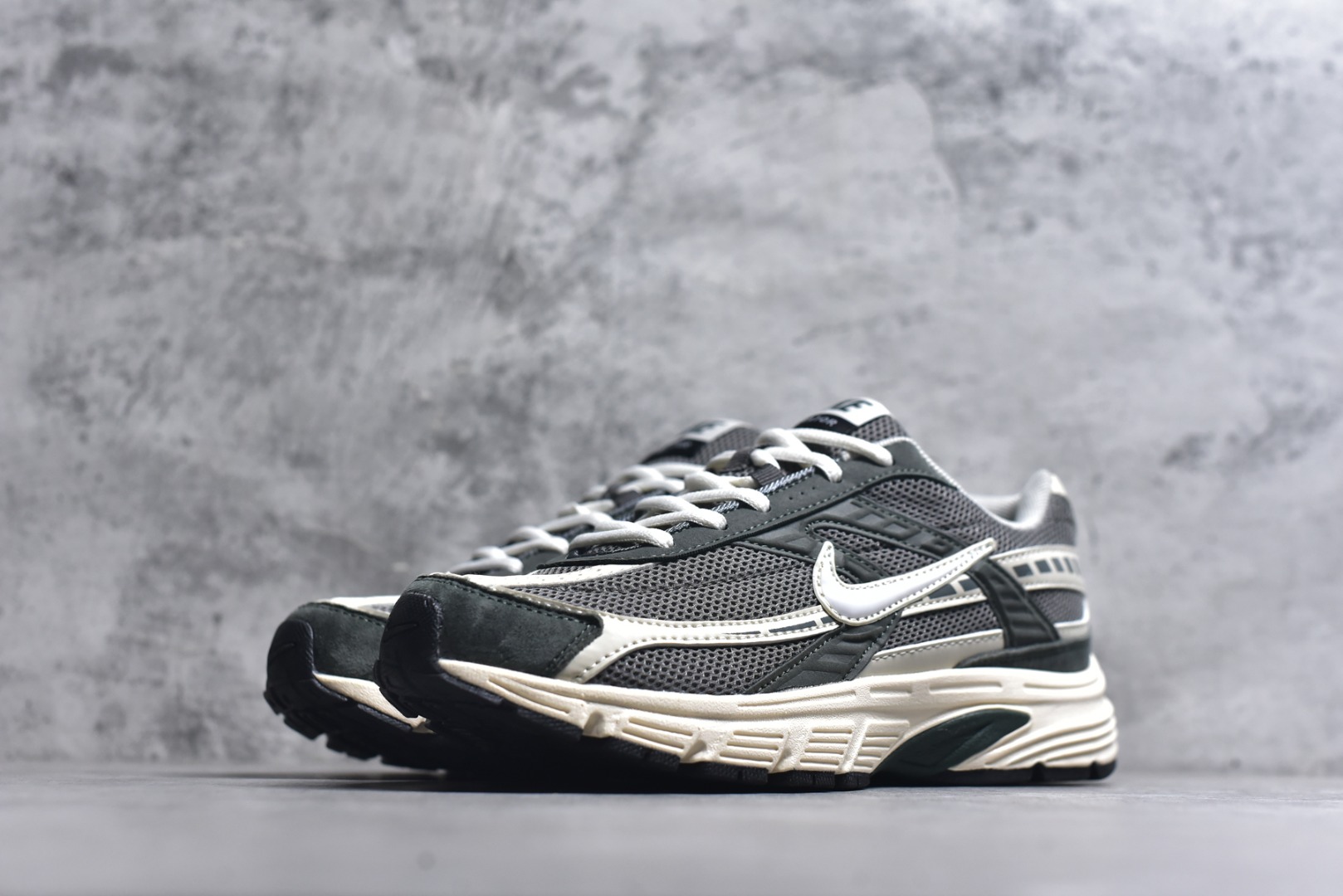 图片[2]-#Initiator 创始者系列 复古运动舒适网布休闲跑步鞋 Ins爆火全新韩系古着风 回味经典 采用透气网眼鞋面和支撑覆盖层 自然运动设计的Phlyon中底用于缓冲 BRS 1000碳橡胶外底具有轻质柔韧性 牵引力和耐用性 货号：IB4339-025 尺码：36 36.5 37.5 38 38.5 39 40 40.5 41 42 42.5 43 44 45-选品中心