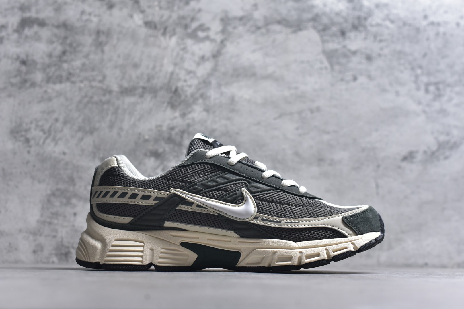 图片[3]-#Initiator 创始者系列 复古运动舒适网布休闲跑步鞋 Ins爆火全新韩系古着风 回味经典 采用透气网眼鞋面和支撑覆盖层 自然运动设计的Phlyon中底用于缓冲 BRS 1000碳橡胶外底具有轻质柔韧性 牵引力和耐用性 货号：IB4339-025 尺码：36 36.5 37.5 38 38.5 39 40 40.5 41 42 42.5 43 44 45-选品中心