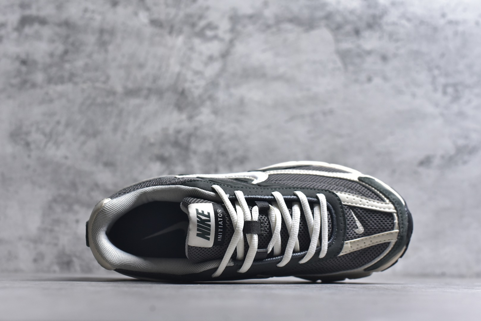 图片[4]-#Initiator 创始者系列 复古运动舒适网布休闲跑步鞋 Ins爆火全新韩系古着风 回味经典 采用透气网眼鞋面和支撑覆盖层 自然运动设计的Phlyon中底用于缓冲 BRS 1000碳橡胶外底具有轻质柔韧性 牵引力和耐用性 货号：IB4339-025 尺码：36 36.5 37.5 38 38.5 39 40 40.5 41 42 42.5 43 44 45-选品中心