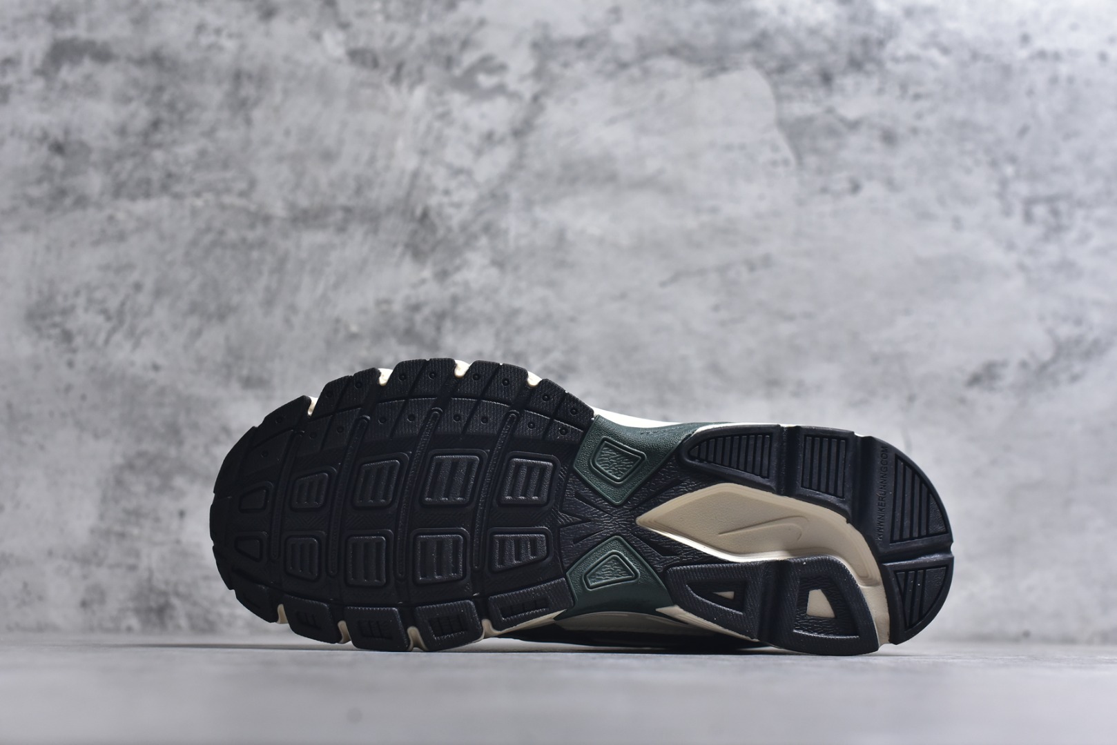 图片[6]-#Initiator 创始者系列 复古运动舒适网布休闲跑步鞋 Ins爆火全新韩系古着风 回味经典 采用透气网眼鞋面和支撑覆盖层 自然运动设计的Phlyon中底用于缓冲 BRS 1000碳橡胶外底具有轻质柔韧性 牵引力和耐用性 货号：IB4339-025 尺码：36 36.5 37.5 38 38.5 39 40 40.5 41 42 42.5 43 44 45-选品中心