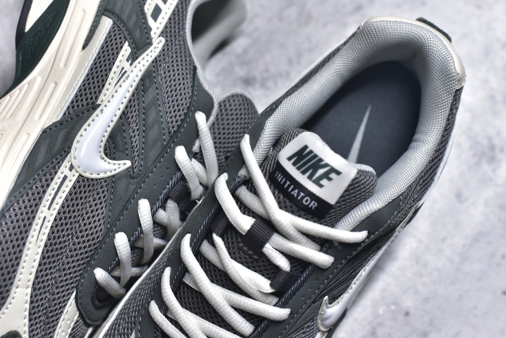 图片[9]-#Initiator 创始者系列 复古运动舒适网布休闲跑步鞋 Ins爆火全新韩系古着风 回味经典 采用透气网眼鞋面和支撑覆盖层 自然运动设计的Phlyon中底用于缓冲 BRS 1000碳橡胶外底具有轻质柔韧性 牵引力和耐用性 货号：IB4339-025 尺码：36 36.5 37.5 38 38.5 39 40 40.5 41 42 42.5 43 44 45-选品中心