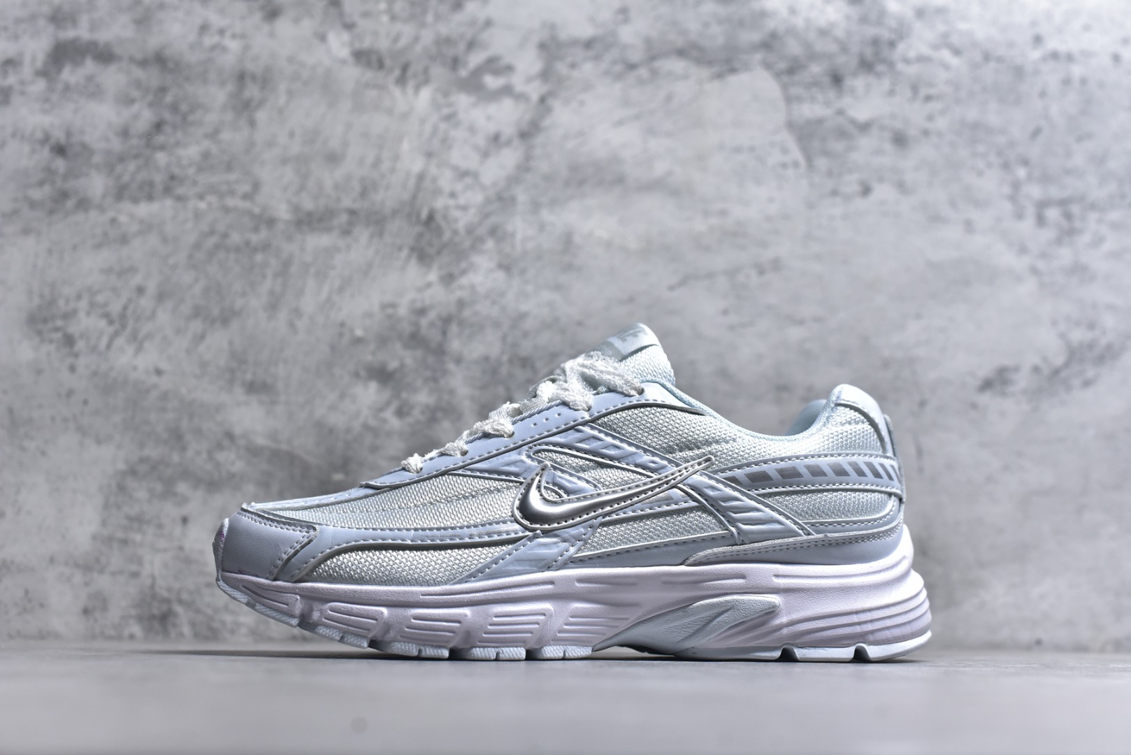 #NK Initiator 创始者系列 复古运动舒适网布休闲跑步鞋 Ins爆火全新韩系古着风 回味经典 采用透气网眼鞋面和支撑覆盖层 自然运动设计的Phlyon中底用于缓冲 BRS 1000碳橡胶外底具有轻质柔韧性 牵引力和耐用性 货号：IB4339-023 尺码：36 36.5 37.5 38 38.5 39 40 40.5 41-选品中心