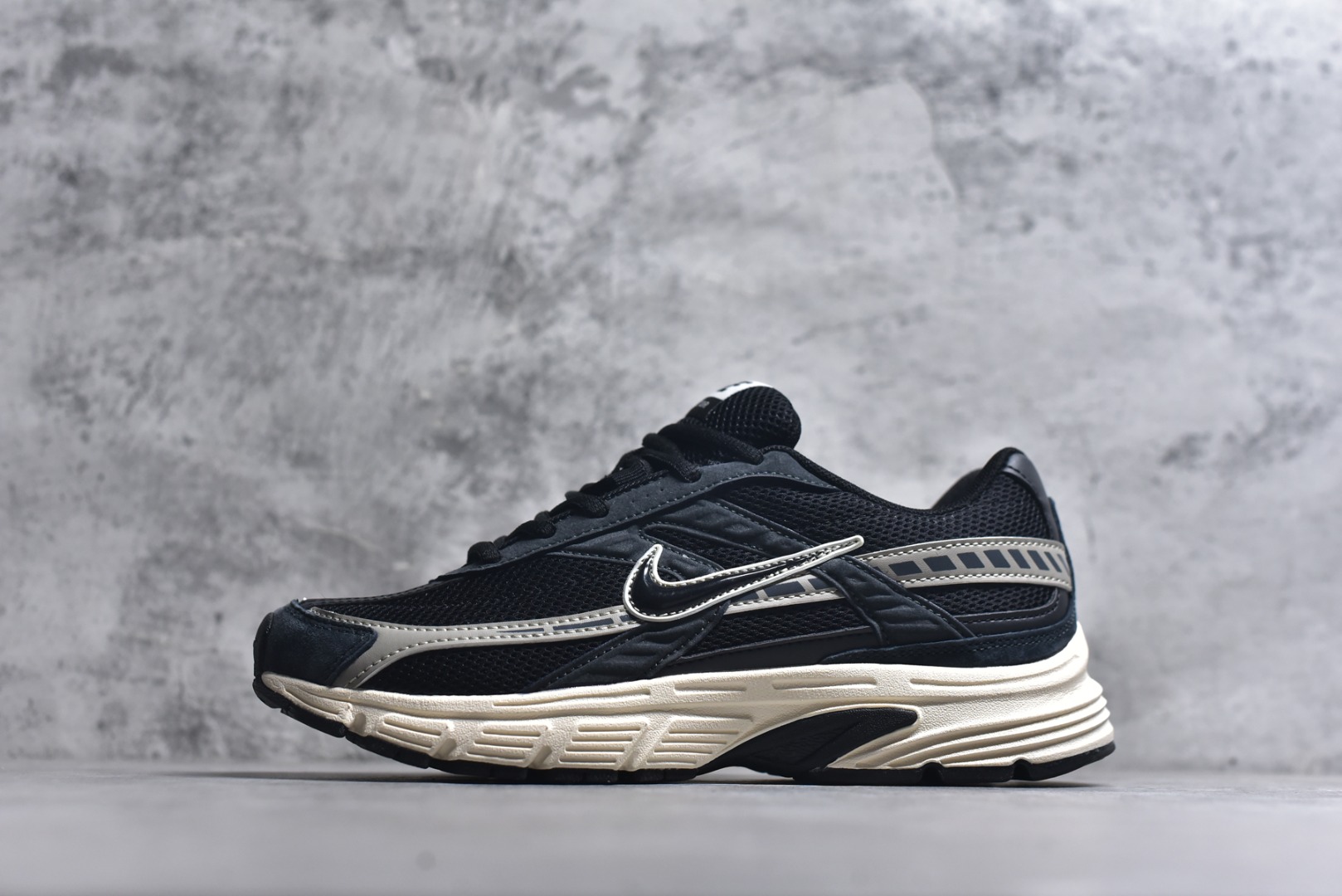 #NK Initiator 创始者系列 黑灰银 复古运动舒适网布休闲跑步鞋 Ins爆火全新韩系古着风 回味经典 采用透气网眼鞋面和支撑覆盖层 自然运动设计的Phlyon中底用于缓冲 BRS 1000碳橡胶外底具有轻质柔韧性 牵引力和耐用性 货号：IB4339-026 尺码：36 36.5 37.5 38 38.5 39 40 40.5 41 42 42.5 43 44 45-选品中心