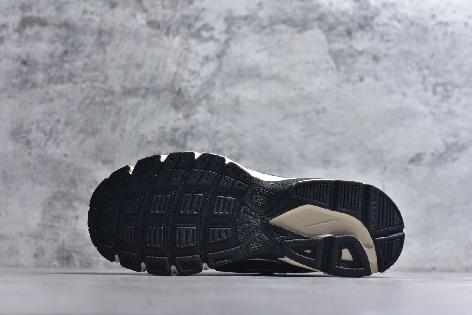 图片[6]-#NK Initiator 创始者系列 黑灰银 复古运动舒适网布休闲跑步鞋 Ins爆火全新韩系古着风 回味经典 采用透气网眼鞋面和支撑覆盖层 自然运动设计的Phlyon中底用于缓冲 BRS 1000碳橡胶外底具有轻质柔韧性 牵引力和耐用性 货号：IB4339-026 尺码：36 36.5 37.5 38 38.5 39 40 40.5 41 42 42.5 43 44 45-选品中心