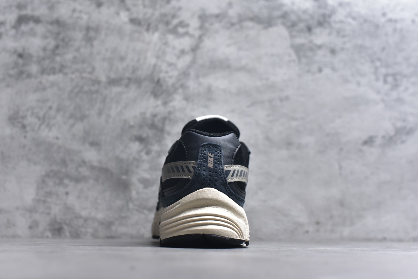 图片[5]-#NK Initiator 创始者系列 黑灰银 复古运动舒适网布休闲跑步鞋 Ins爆火全新韩系古着风 回味经典 采用透气网眼鞋面和支撑覆盖层 自然运动设计的Phlyon中底用于缓冲 BRS 1000碳橡胶外底具有轻质柔韧性 牵引力和耐用性 货号：IB4339-026 尺码：36 36.5 37.5 38 38.5 39 40 40.5 41 42 42.5 43 44 45-选品中心