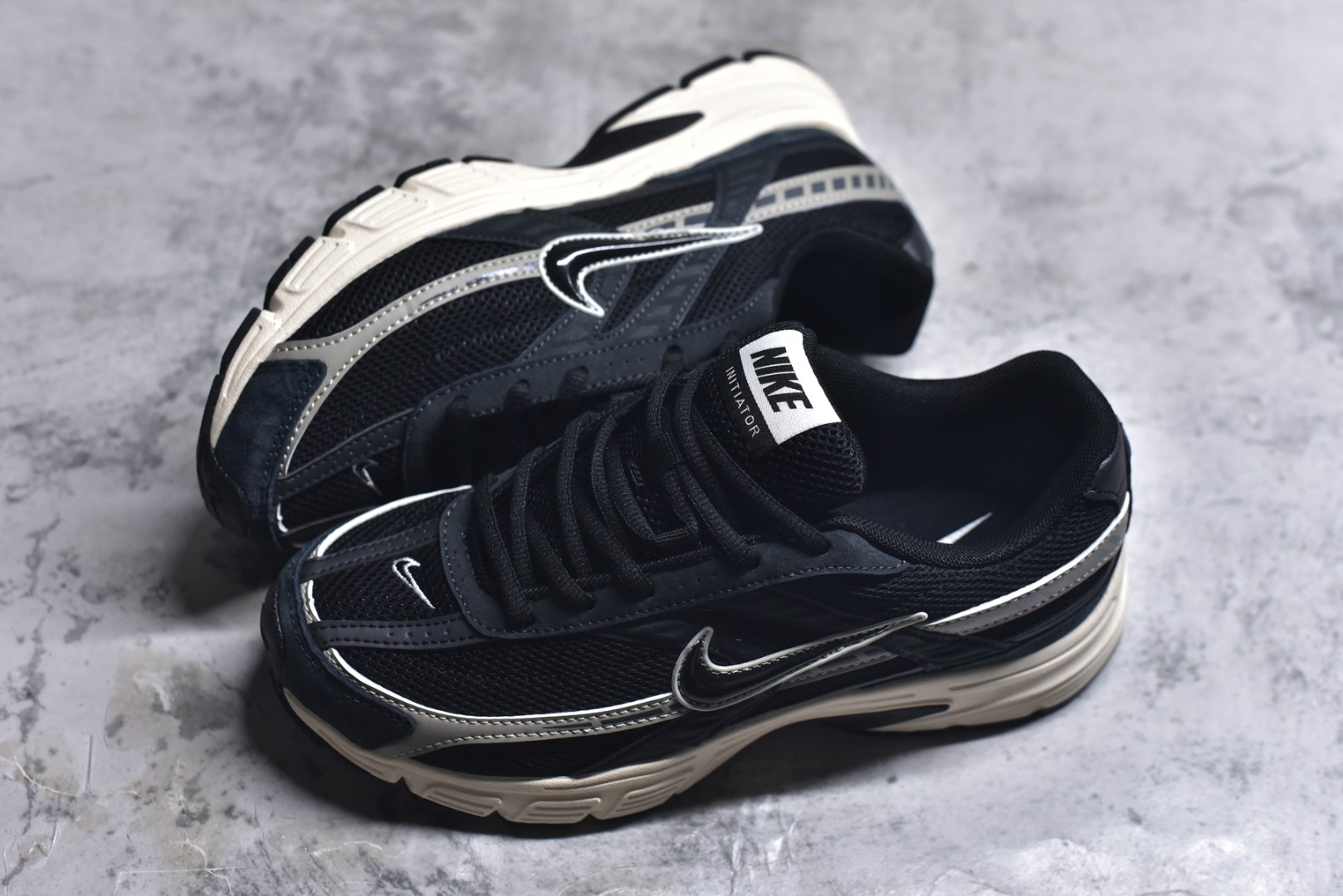 图片[7]-#NK Initiator 创始者系列 黑灰银 复古运动舒适网布休闲跑步鞋 Ins爆火全新韩系古着风 回味经典 采用透气网眼鞋面和支撑覆盖层 自然运动设计的Phlyon中底用于缓冲 BRS 1000碳橡胶外底具有轻质柔韧性 牵引力和耐用性 货号：IB4339-026 尺码：36 36.5 37.5 38 38.5 39 40 40.5 41 42 42.5 43 44 45-选品中心