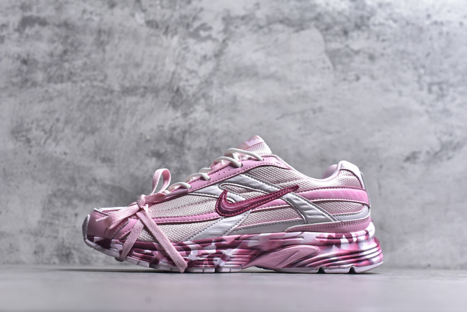 #NK Initiator 创始者系列 复古运动舒适网布休闲跑步鞋 Ins爆火全新韩系古着风 回味经典 采用透气网眼鞋面和支撑覆盖层 自然运动设计的Phlyon中底用于缓冲 BRS 1000碳橡胶外底具有轻质柔韧性 牵引力和耐用性 货号：IB4339-022 尺码：36 36.5 37.5 38 38.5 39 40 40.5 41\