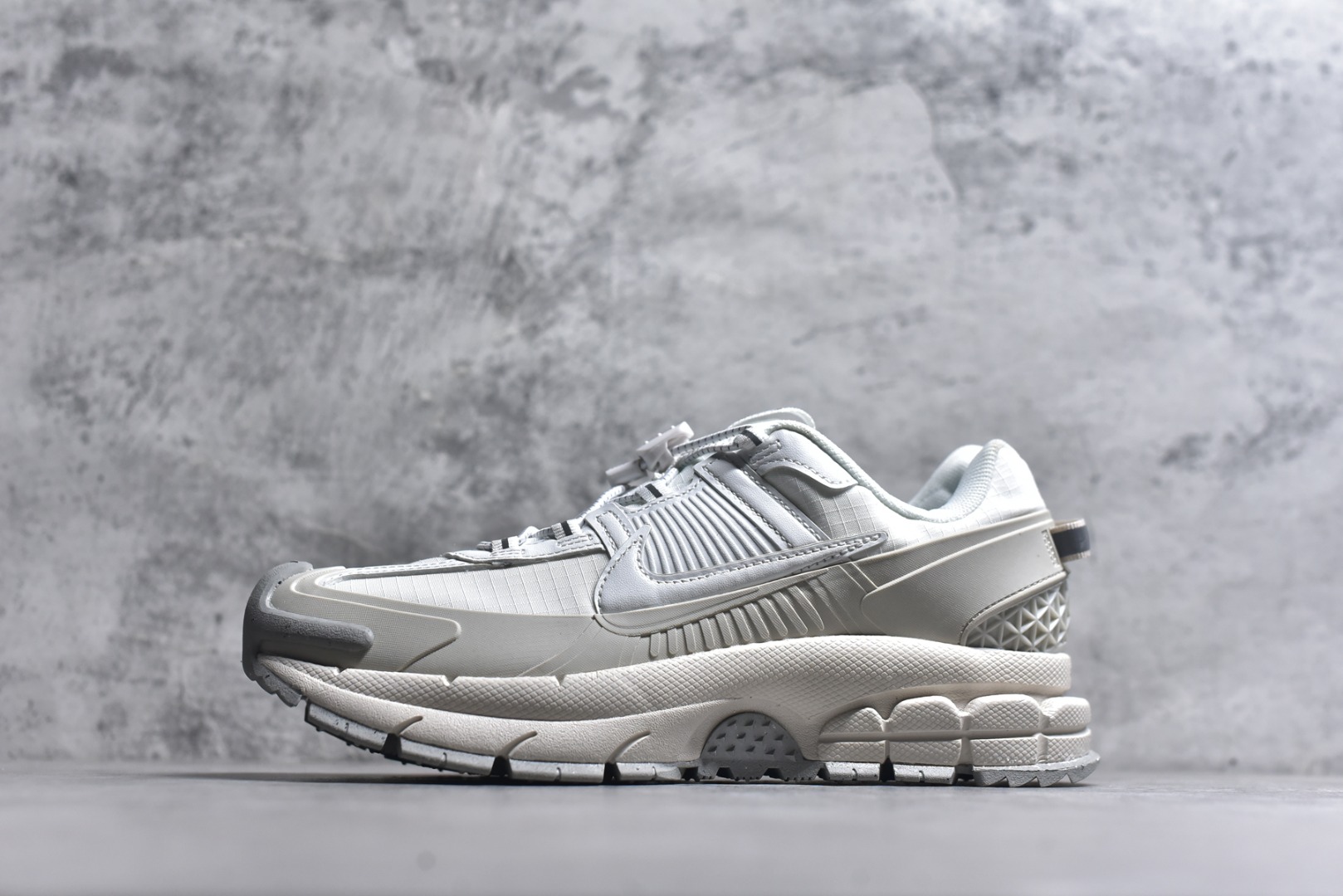 #Nike Zoom Vomero Roam 耐克 复古休闲运动慢跑鞋 货号：HV6410-100 尺码：36 36.5 37.5 38 38.5 39 40 40.5 41 42 42.5 43 44 45-选品中心