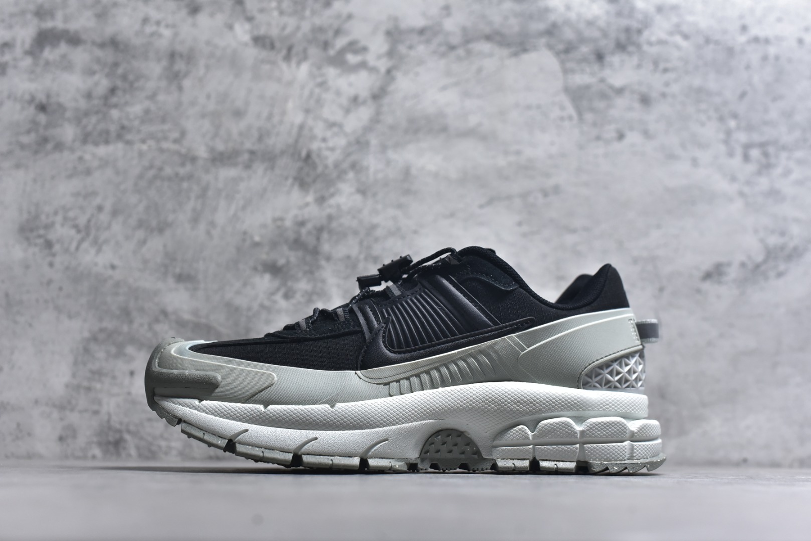 #Nike Zoom Vomero Roam 耐克 复古休闲运动慢跑鞋 货号：FV2295-001 尺码：36 36.5 37.5 38 38.5 39 40 40.5 41 42 42.5 43 44 45-选品中心