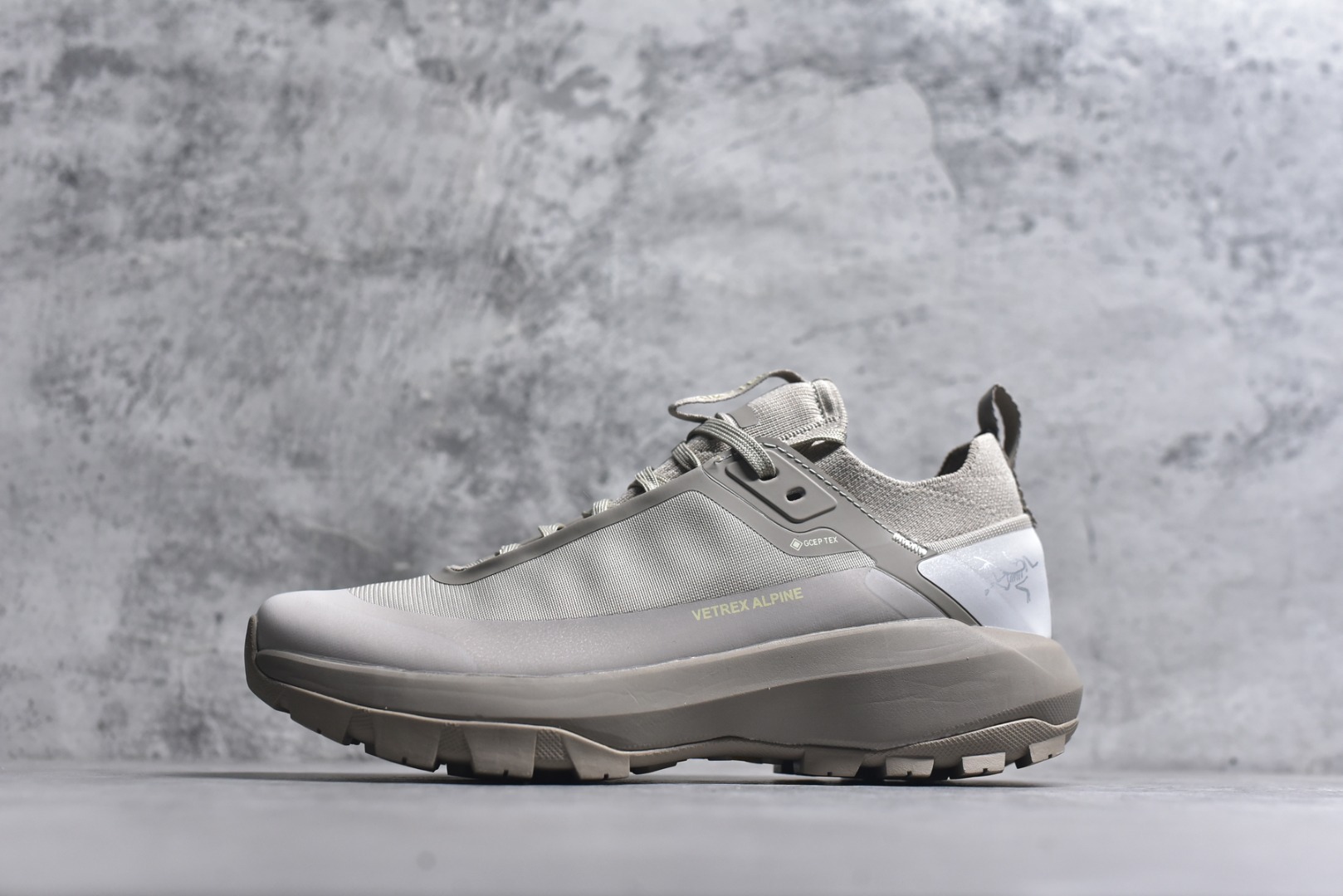 #Arcteryx始祖鸟 Vertex Alpine GTX M 男女情侣款低帮登山鞋 适合技术路线单日徒步穿着 aerios 鞋受到长途野外跑步鞋的启发 适合在变化的地形上进行快速轻快的徒步旅行穿着，舒适而有支撑性，鞋面更轻薄透气舒适。敏捷、稳定和技术路线上的自信源于vibram® megagrip外底、压缩eva内底以及一体的tpu 尺码：36-45-选品中心