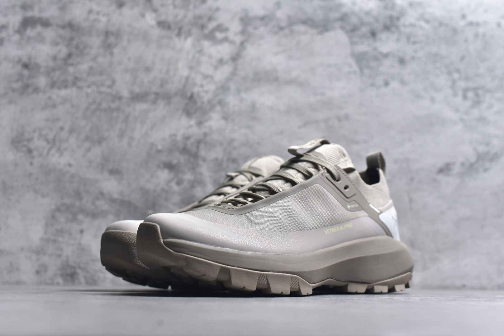 图片[2]-#Arcteryx始祖鸟 Vertex Alpine GTX M 男女情侣款低帮登山鞋 适合技术路线单日徒步穿着 aerios 鞋受到长途野外跑步鞋的启发 适合在变化的地形上进行快速轻快的徒步旅行穿着，舒适而有支撑性，鞋面更轻薄透气舒适。敏捷、稳定和技术路线上的自信源于vibram® megagrip外底、压缩eva内底以及一体的tpu 尺码：36-45-选品中心