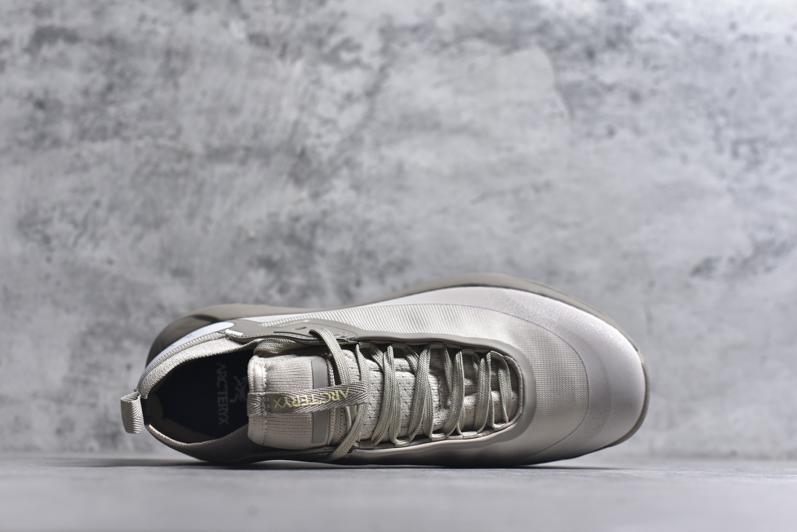 图片[4]-#Arcteryx始祖鸟 Vertex Alpine GTX M 男女情侣款低帮登山鞋 适合技术路线单日徒步穿着 aerios 鞋受到长途野外跑步鞋的启发 适合在变化的地形上进行快速轻快的徒步旅行穿着，舒适而有支撑性，鞋面更轻薄透气舒适。敏捷、稳定和技术路线上的自信源于vibram® megagrip外底、压缩eva内底以及一体的tpu 尺码：36-45-选品中心