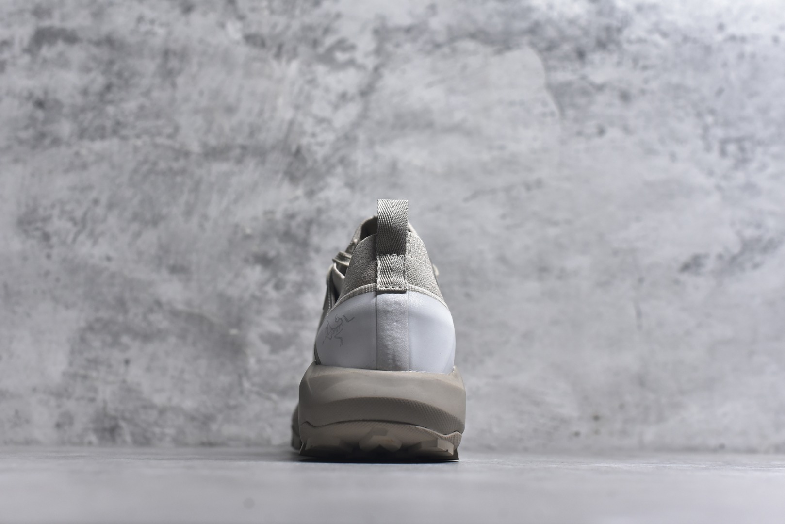 图片[5]-#Arcteryx始祖鸟 Vertex Alpine GTX M 男女情侣款低帮登山鞋 适合技术路线单日徒步穿着 aerios 鞋受到长途野外跑步鞋的启发 适合在变化的地形上进行快速轻快的徒步旅行穿着，舒适而有支撑性，鞋面更轻薄透气舒适。敏捷、稳定和技术路线上的自信源于vibram® megagrip外底、压缩eva内底以及一体的tpu 尺码：36-45-选品中心