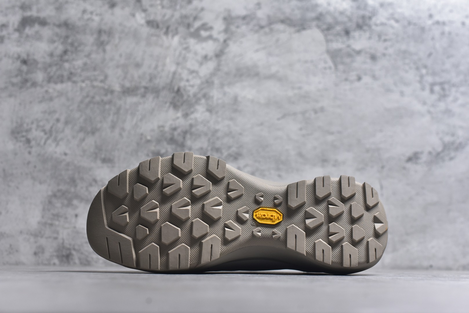 图片[6]-#Arcteryx始祖鸟 Vertex Alpine GTX M 男女情侣款低帮登山鞋 适合技术路线单日徒步穿着 aerios 鞋受到长途野外跑步鞋的启发 适合在变化的地形上进行快速轻快的徒步旅行穿着，舒适而有支撑性，鞋面更轻薄透气舒适。敏捷、稳定和技术路线上的自信源于vibram® megagrip外底、压缩eva内底以及一体的tpu 尺码：36-45-选品中心