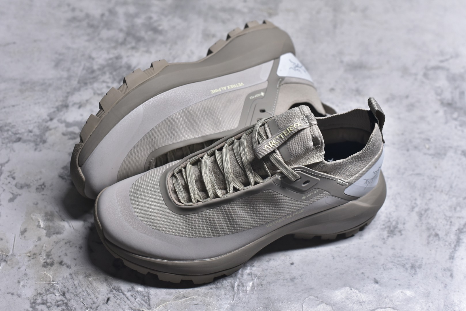 图片[7]-#Arcteryx始祖鸟 Vertex Alpine GTX M 男女情侣款低帮登山鞋 适合技术路线单日徒步穿着 aerios 鞋受到长途野外跑步鞋的启发 适合在变化的地形上进行快速轻快的徒步旅行穿着，舒适而有支撑性，鞋面更轻薄透气舒适。敏捷、稳定和技术路线上的自信源于vibram® megagrip外底、压缩eva内底以及一体的tpu 尺码：36-45-选品中心