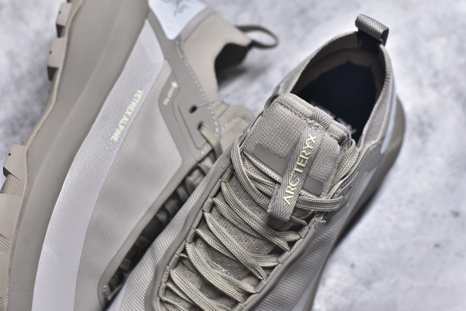 图片[9]-#Arcteryx始祖鸟 Vertex Alpine GTX M 男女情侣款低帮登山鞋 适合技术路线单日徒步穿着 aerios 鞋受到长途野外跑步鞋的启发 适合在变化的地形上进行快速轻快的徒步旅行穿着，舒适而有支撑性，鞋面更轻薄透气舒适。敏捷、稳定和技术路线上的自信源于vibram® megagrip外底、压缩eva内底以及一体的tpu 尺码：36-45-选品中心