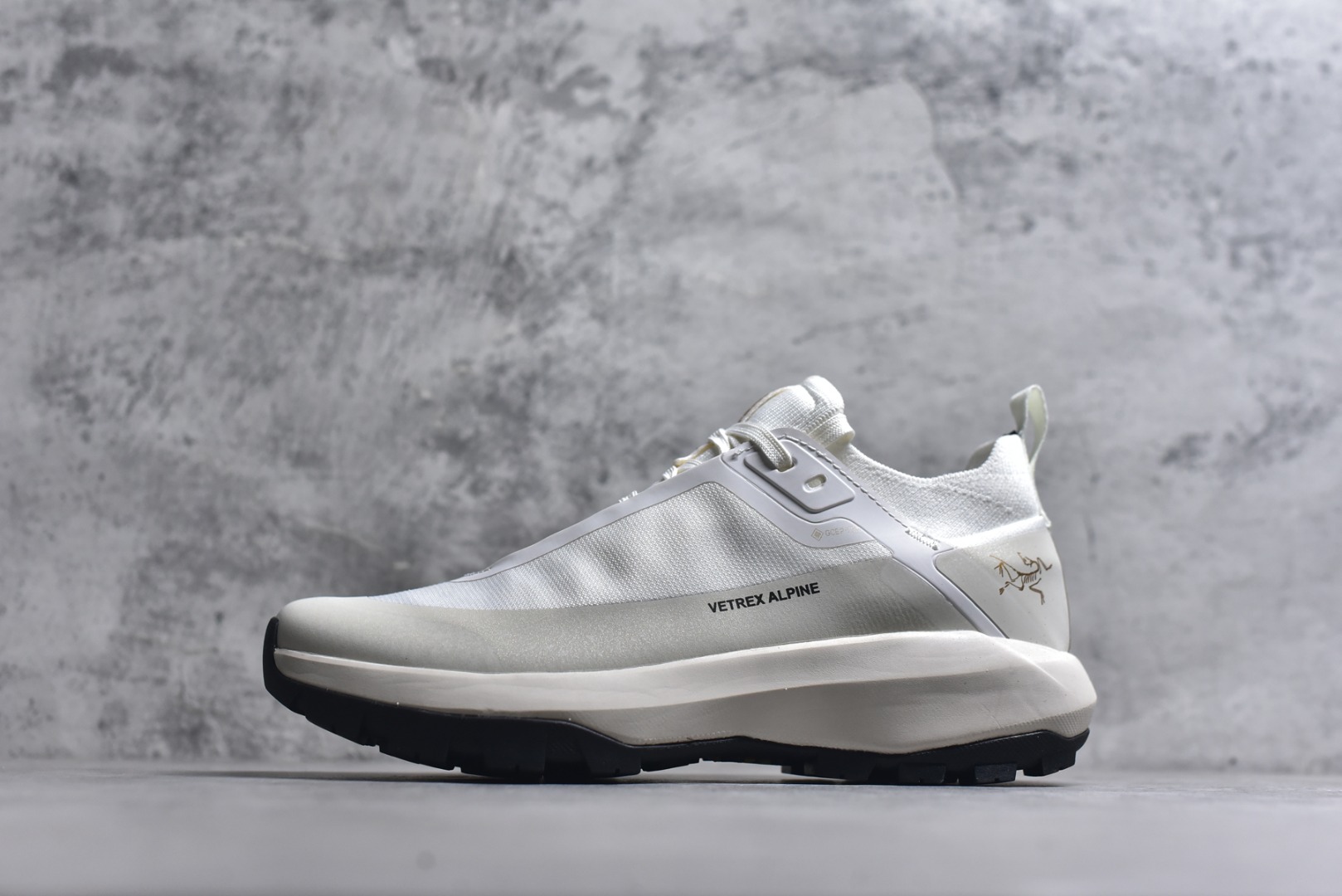 #Arcteryx始祖鸟 Vertex Alpine GTX M 男女情侣款低帮登山鞋 适合技术路线单日徒步穿着 aerios 鞋受到长途野外跑步鞋的启发 适合在变化的地形上进行快速轻快的徒步旅行穿着，舒适而有支撑性，鞋面更轻薄透气舒适。敏捷、稳定和技术路线上的自信源于vibram® megagrip外底、压缩eva内底以及一体的tpu 尺码：36-45-选品中心