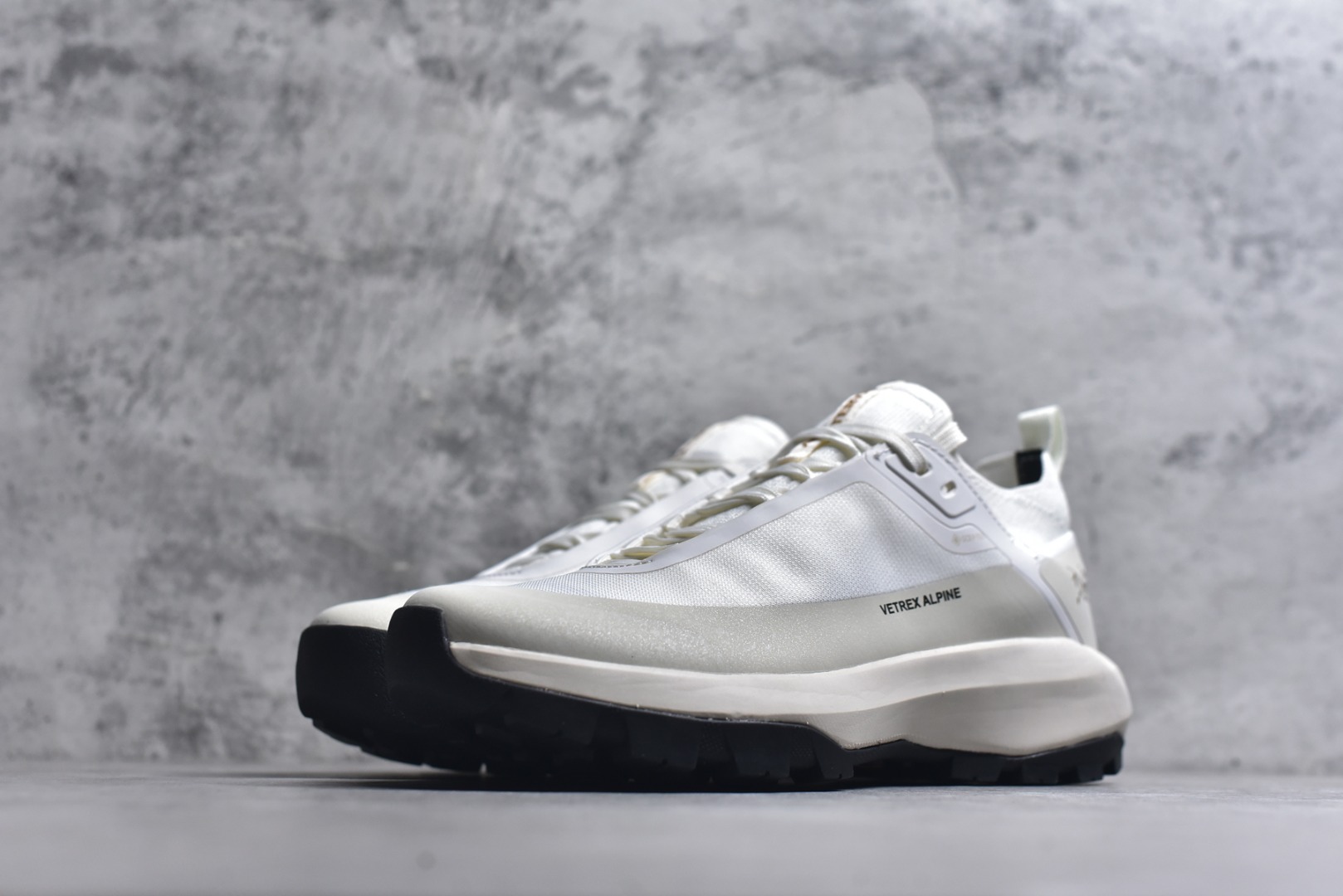 图片[2]-#Arcteryx始祖鸟 Vertex Alpine GTX M 男女情侣款低帮登山鞋 适合技术路线单日徒步穿着 aerios 鞋受到长途野外跑步鞋的启发 适合在变化的地形上进行快速轻快的徒步旅行穿着，舒适而有支撑性，鞋面更轻薄透气舒适。敏捷、稳定和技术路线上的自信源于vibram® megagrip外底、压缩eva内底以及一体的tpu 尺码：36-45-选品中心