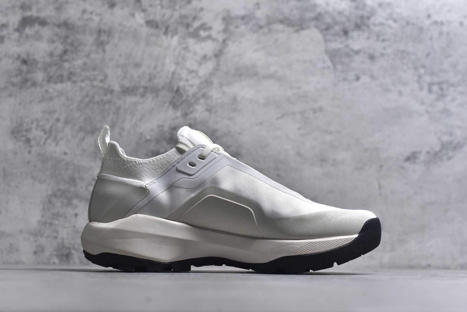 图片[3]-#Arcteryx始祖鸟 Vertex Alpine GTX M 男女情侣款低帮登山鞋 适合技术路线单日徒步穿着 aerios 鞋受到长途野外跑步鞋的启发 适合在变化的地形上进行快速轻快的徒步旅行穿着，舒适而有支撑性，鞋面更轻薄透气舒适。敏捷、稳定和技术路线上的自信源于vibram® megagrip外底、压缩eva内底以及一体的tpu 尺码：36-45-选品中心