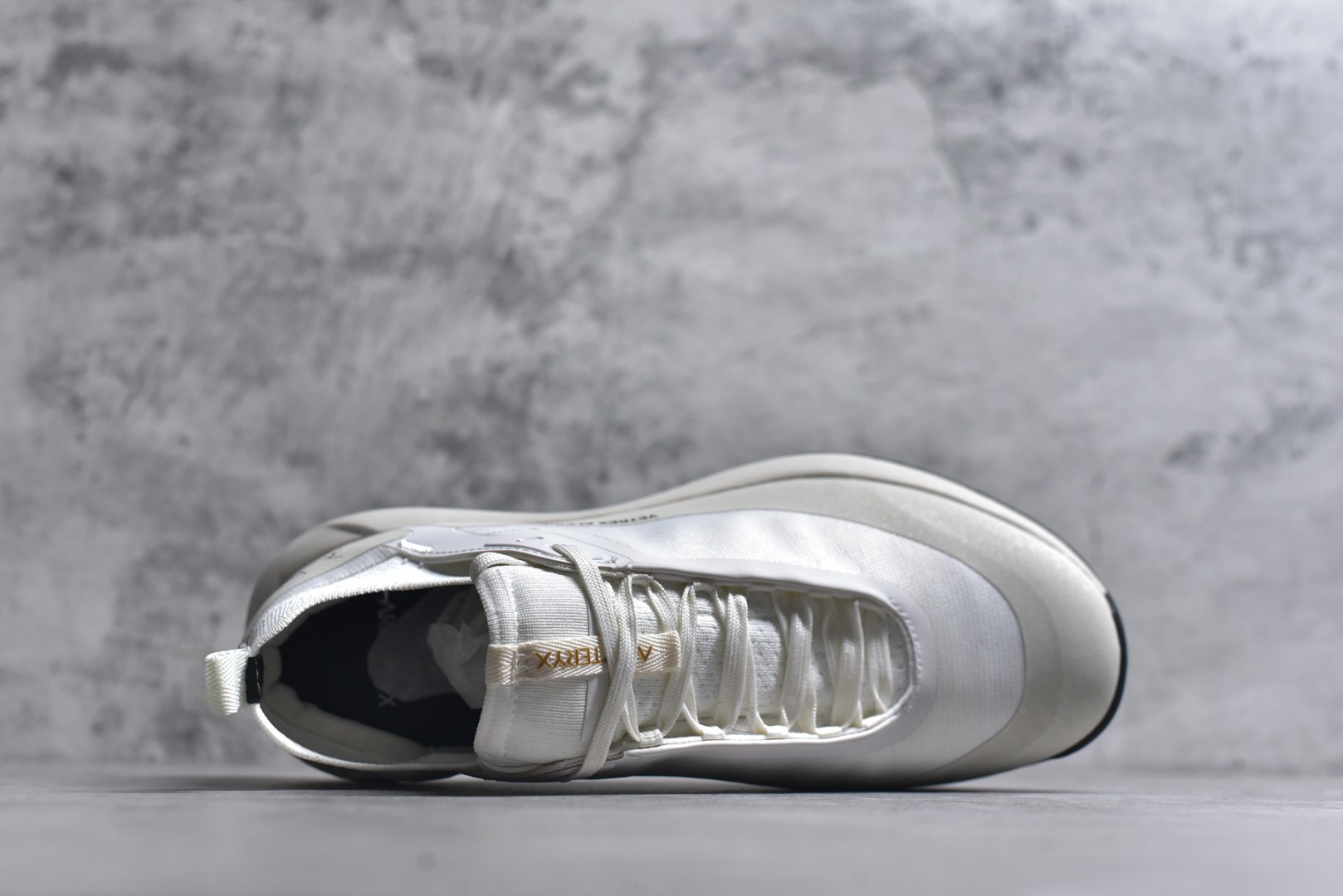 图片[4]-#Arcteryx始祖鸟 Vertex Alpine GTX M 男女情侣款低帮登山鞋 适合技术路线单日徒步穿着 aerios 鞋受到长途野外跑步鞋的启发 适合在变化的地形上进行快速轻快的徒步旅行穿着，舒适而有支撑性，鞋面更轻薄透气舒适。敏捷、稳定和技术路线上的自信源于vibram® megagrip外底、压缩eva内底以及一体的tpu 尺码：36-45-选品中心