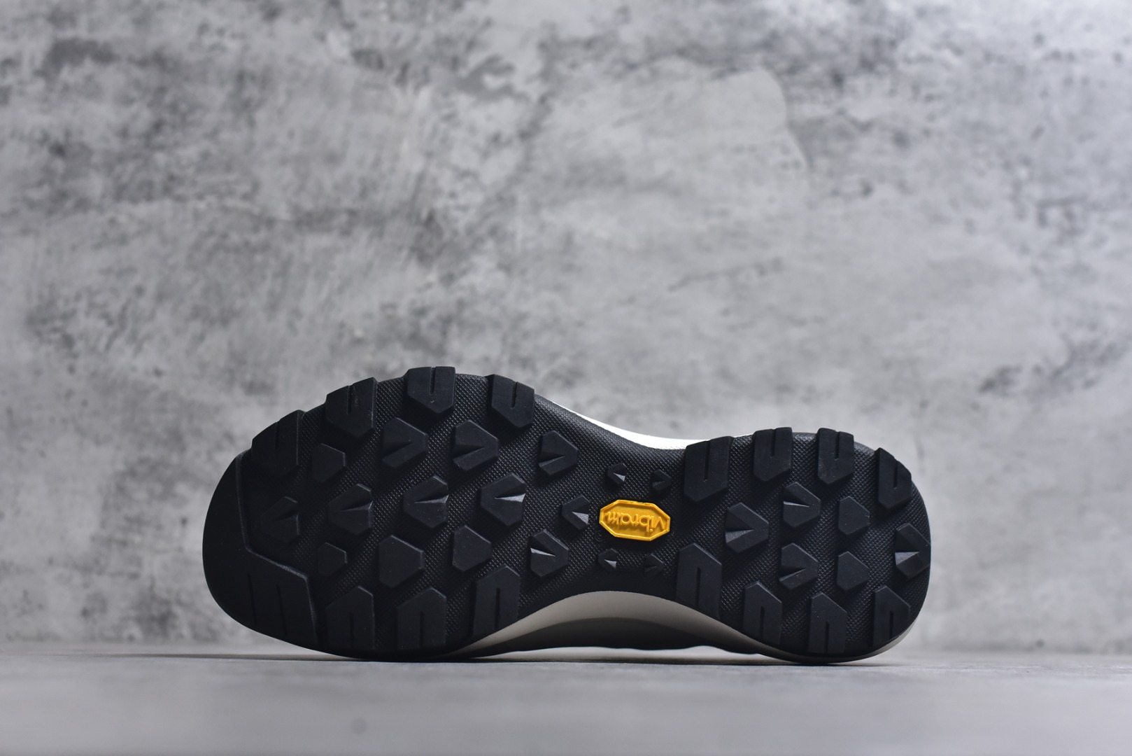 图片[6]-#Arcteryx始祖鸟 Vertex Alpine GTX M 男女情侣款低帮登山鞋 适合技术路线单日徒步穿着 aerios 鞋受到长途野外跑步鞋的启发 适合在变化的地形上进行快速轻快的徒步旅行穿着，舒适而有支撑性，鞋面更轻薄透气舒适。敏捷、稳定和技术路线上的自信源于vibram® megagrip外底、压缩eva内底以及一体的tpu 尺码：36-45-选品中心