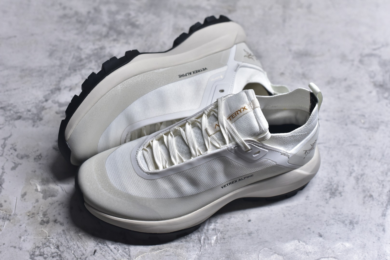 图片[7]-#Arcteryx始祖鸟 Vertex Alpine GTX M 男女情侣款低帮登山鞋 适合技术路线单日徒步穿着 aerios 鞋受到长途野外跑步鞋的启发 适合在变化的地形上进行快速轻快的徒步旅行穿着，舒适而有支撑性，鞋面更轻薄透气舒适。敏捷、稳定和技术路线上的自信源于vibram® megagrip外底、压缩eva内底以及一体的tpu 尺码：36-45-选品中心