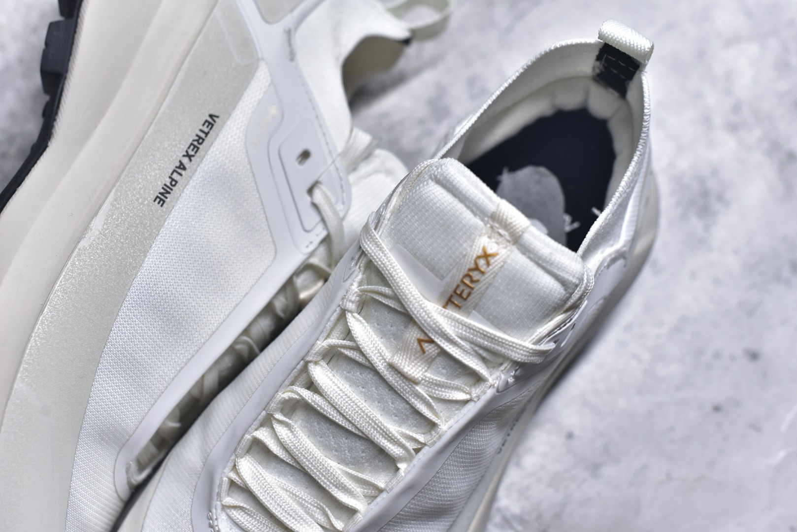 图片[9]-#Arcteryx始祖鸟 Vertex Alpine GTX M 男女情侣款低帮登山鞋 适合技术路线单日徒步穿着 aerios 鞋受到长途野外跑步鞋的启发 适合在变化的地形上进行快速轻快的徒步旅行穿着，舒适而有支撑性，鞋面更轻薄透气舒适。敏捷、稳定和技术路线上的自信源于vibram® megagrip外底、压缩eva内底以及一体的tpu 尺码：36-45-选品中心