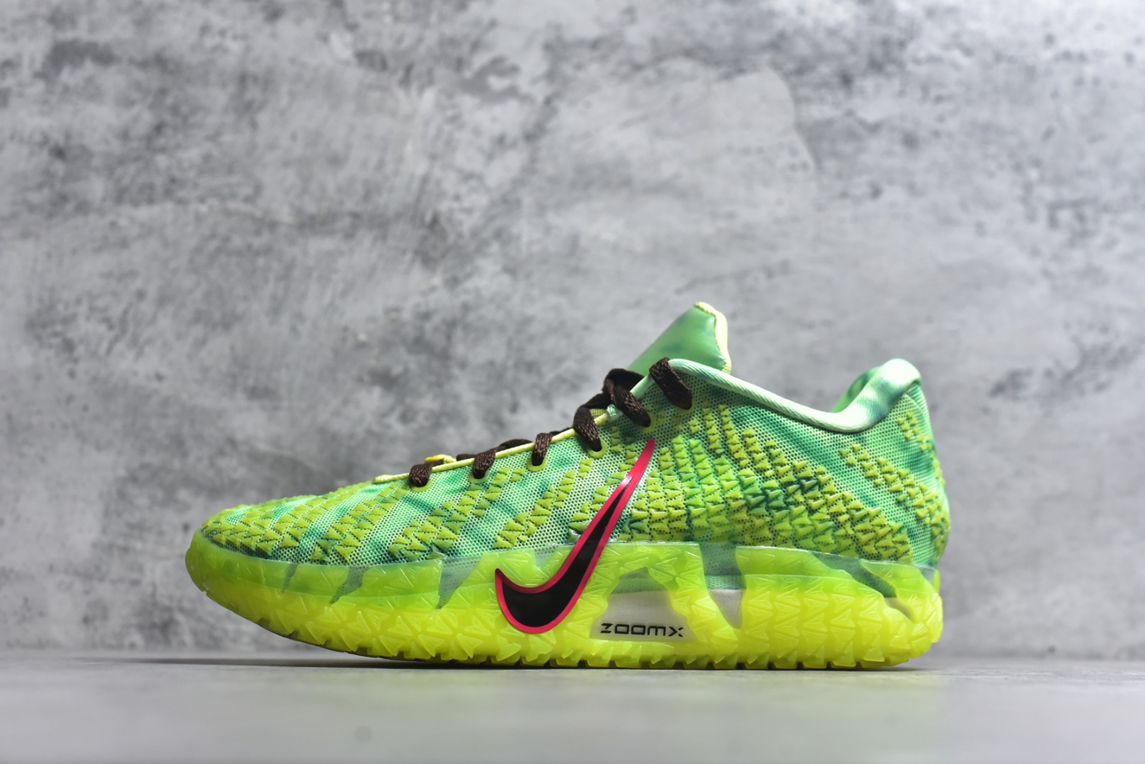 #Nike JA 3 EP 莫兰特三代低帮实战篮球鞋 HV9923-700 #鞋面采用网布搭配棱纹覆面设计，延续了耐克 Ja系列一贯的凌厉轮廓。鞋侧饰有反光效果与Swoosh 标志，与之形成对比的灰色锯齿状的 Zoom 中底。前掌区域点缀粉色细节，与冰晶灰色的抓地纹路形成鲜明对比。 尺码：39 40 40.5 41 42 42.5 43 44 44.5 45 46-选品中心