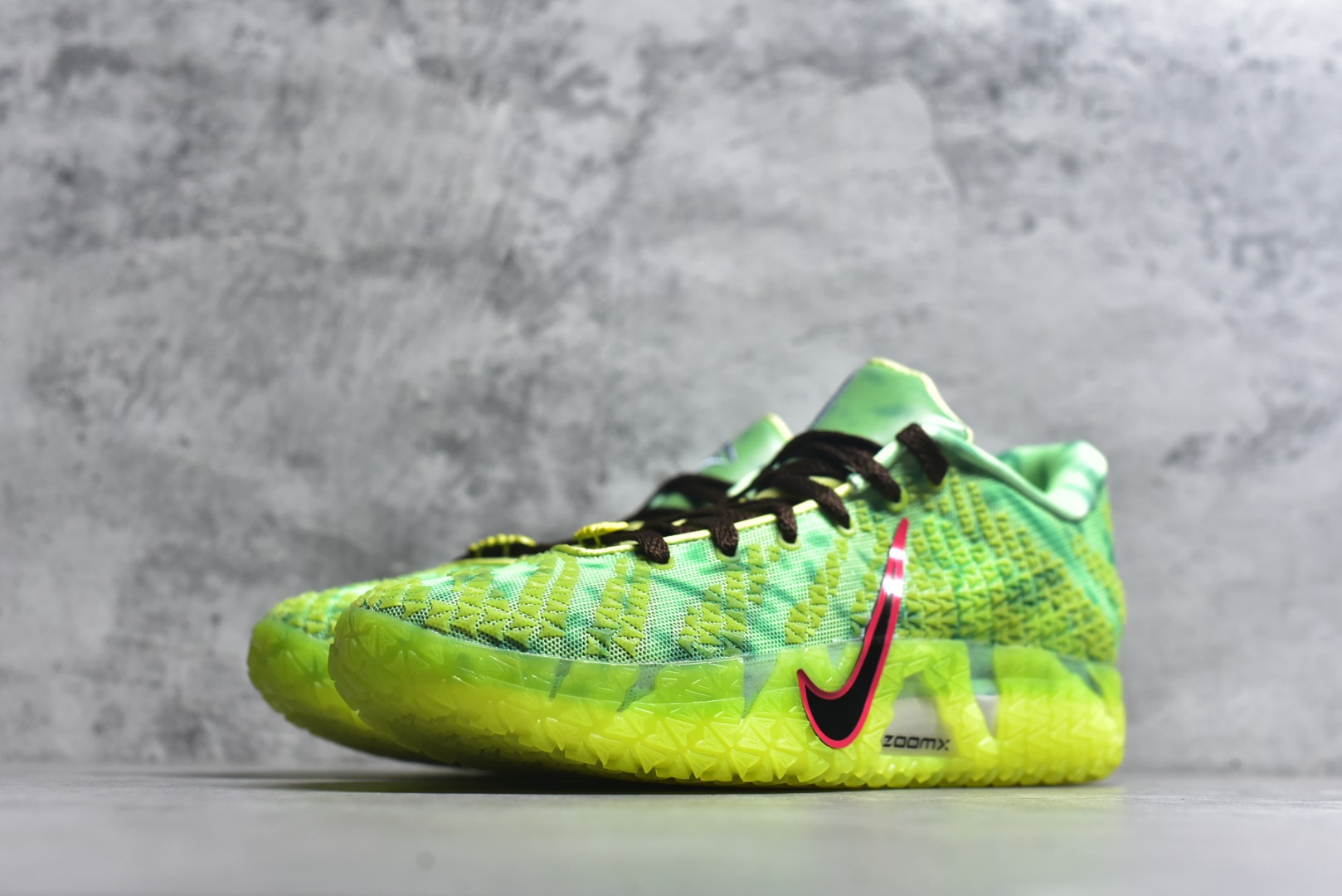 图片[2]-#Nike JA 3 EP 莫兰特三代低帮实战篮球鞋 HV9923-700 #鞋面采用网布搭配棱纹覆面设计，延续了耐克 Ja系列一贯的凌厉轮廓。鞋侧饰有反光效果与Swoosh 标志，与之形成对比的灰色锯齿状的 Zoom 中底。前掌区域点缀粉色细节，与冰晶灰色的抓地纹路形成鲜明对比。 尺码：39 40 40.5 41 42 42.5 43 44 44.5 45 46-选品中心