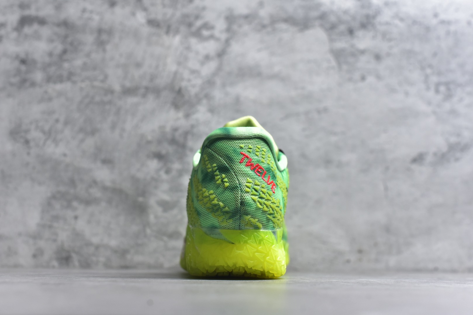 图片[5]-#Nike JA 3 EP 莫兰特三代低帮实战篮球鞋 HV9923-700 #鞋面采用网布搭配棱纹覆面设计，延续了耐克 Ja系列一贯的凌厉轮廓。鞋侧饰有反光效果与Swoosh 标志，与之形成对比的灰色锯齿状的 Zoom 中底。前掌区域点缀粉色细节，与冰晶灰色的抓地纹路形成鲜明对比。 尺码：39 40 40.5 41 42 42.5 43 44 44.5 45 46-选品中心