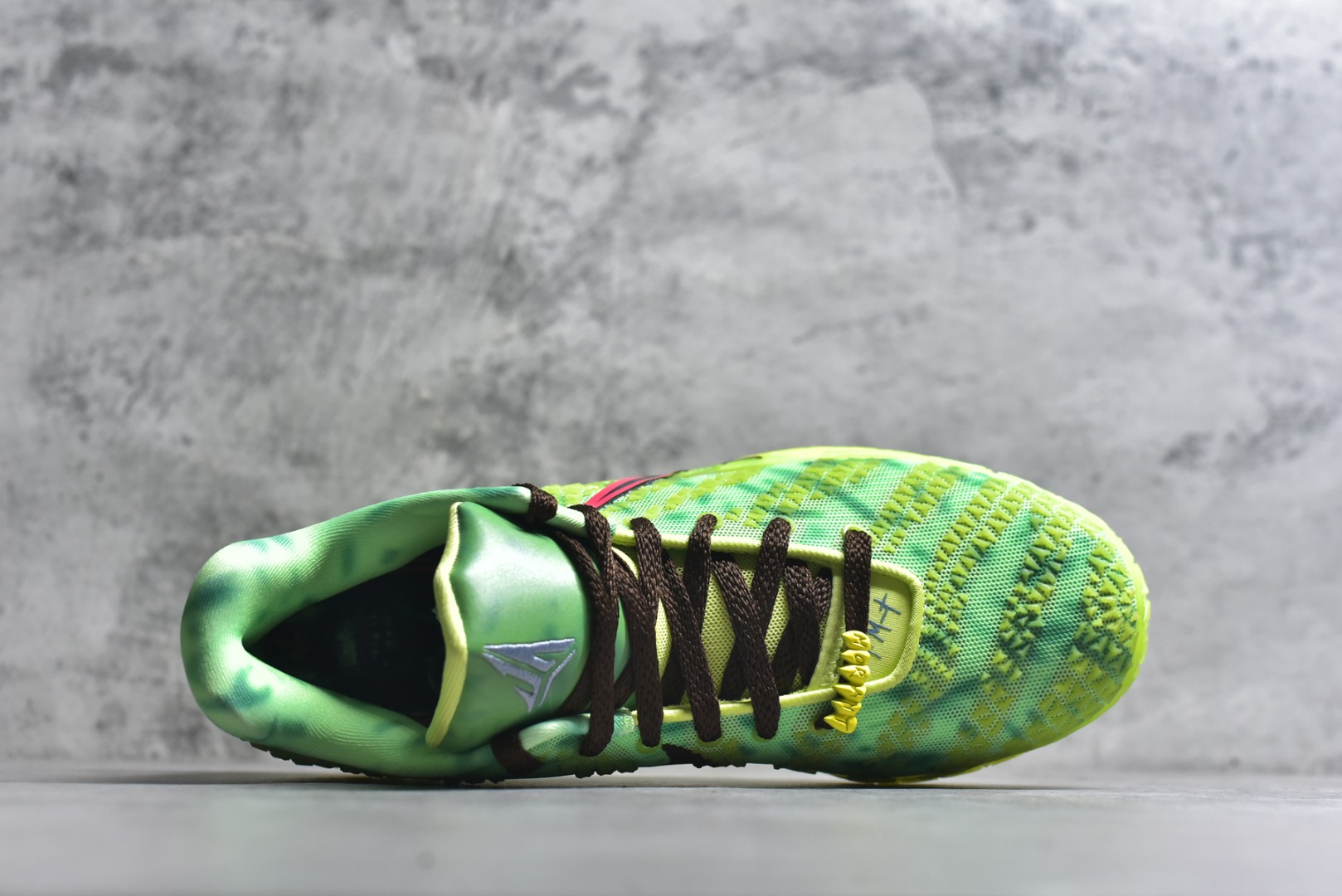 图片[4]-#Nike JA 3 EP 莫兰特三代低帮实战篮球鞋 HV9923-700 #鞋面采用网布搭配棱纹覆面设计，延续了耐克 Ja系列一贯的凌厉轮廓。鞋侧饰有反光效果与Swoosh 标志，与之形成对比的灰色锯齿状的 Zoom 中底。前掌区域点缀粉色细节，与冰晶灰色的抓地纹路形成鲜明对比。 尺码：39 40 40.5 41 42 42.5 43 44 44.5 45 46-选品中心