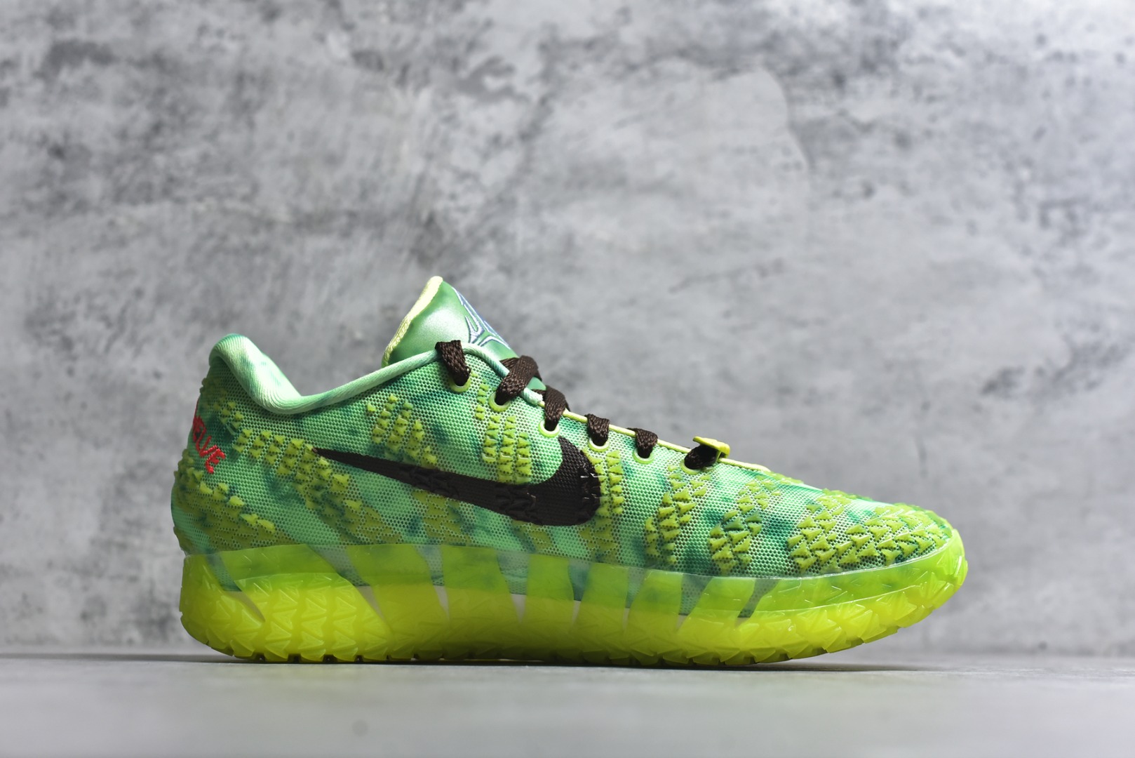 图片[3]-#Nike JA 3 EP 莫兰特三代低帮实战篮球鞋 HV9923-700 #鞋面采用网布搭配棱纹覆面设计，延续了耐克 Ja系列一贯的凌厉轮廓。鞋侧饰有反光效果与Swoosh 标志，与之形成对比的灰色锯齿状的 Zoom 中底。前掌区域点缀粉色细节，与冰晶灰色的抓地纹路形成鲜明对比。 尺码：39 40 40.5 41 42 42.5 43 44 44.5 45 46-选品中心