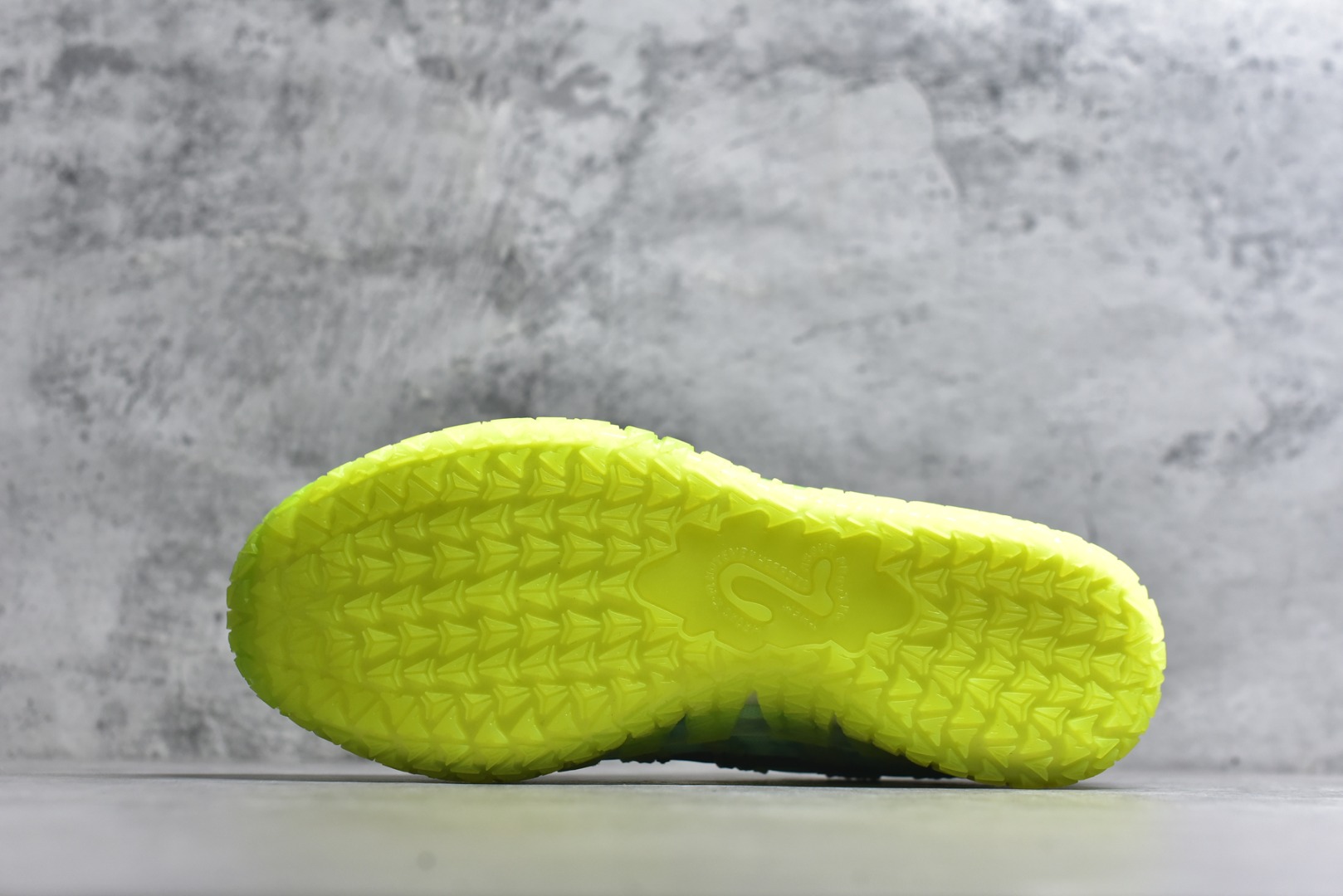 图片[6]-#Nike JA 3 EP 莫兰特三代低帮实战篮球鞋 HV9923-700 #鞋面采用网布搭配棱纹覆面设计，延续了耐克 Ja系列一贯的凌厉轮廓。鞋侧饰有反光效果与Swoosh 标志，与之形成对比的灰色锯齿状的 Zoom 中底。前掌区域点缀粉色细节，与冰晶灰色的抓地纹路形成鲜明对比。 尺码：39 40 40.5 41 42 42.5 43 44 44.5 45 46-选品中心